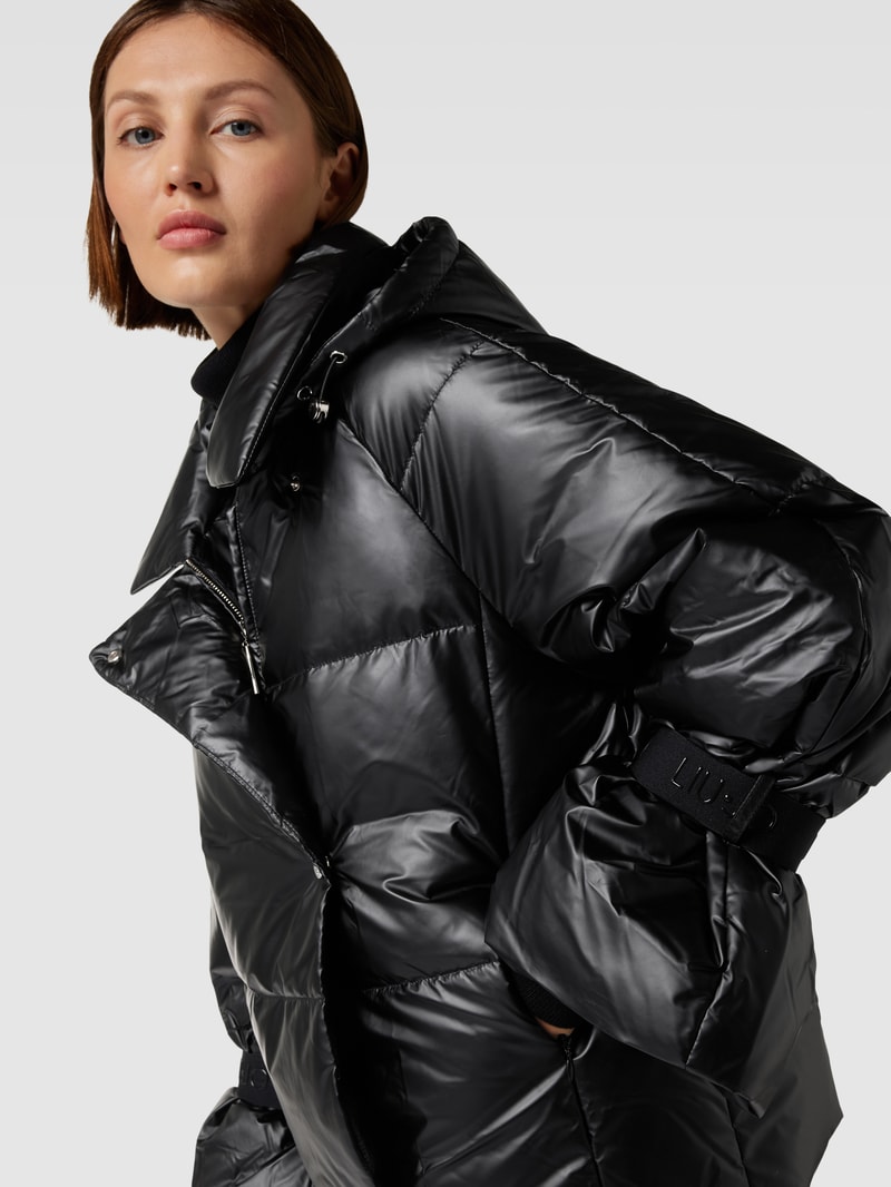 Steppjacke mit Kapuze in schwarz