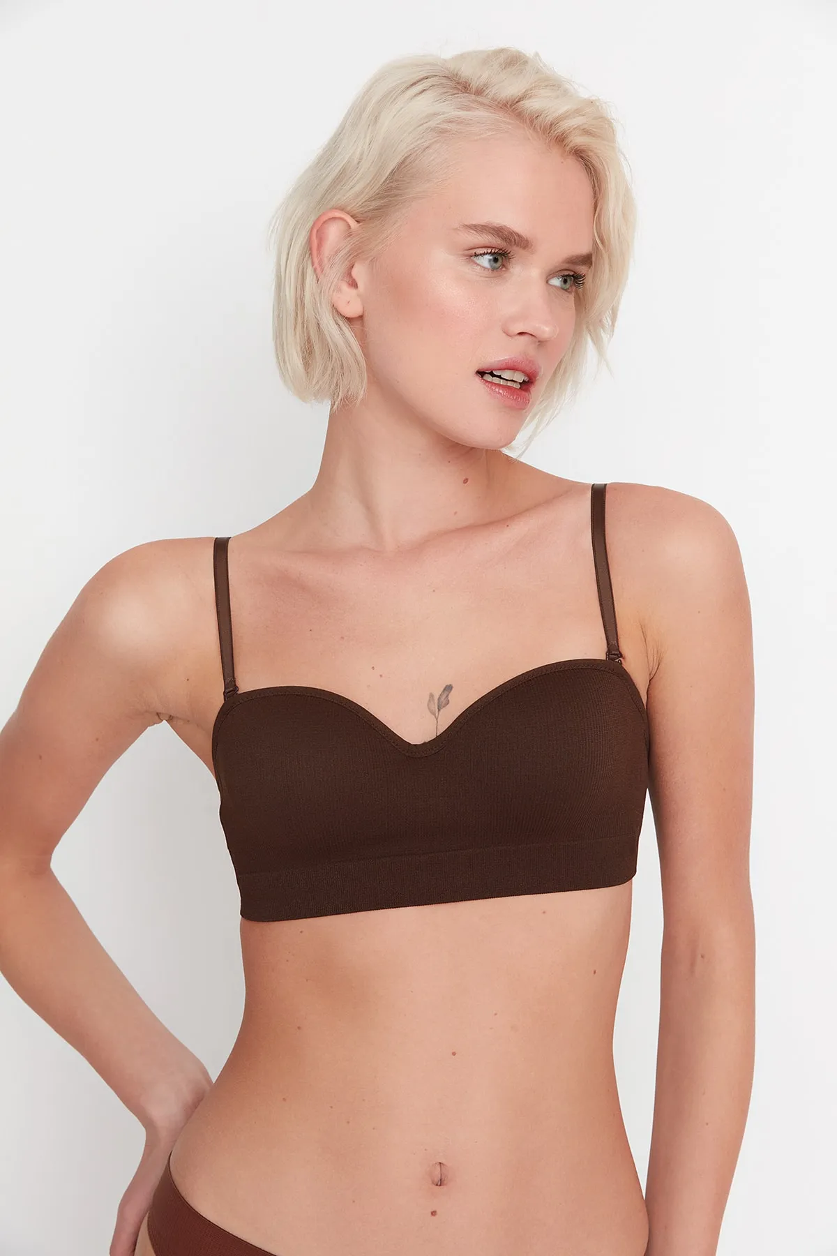 Trendyol Collection  Dunkelbrauner nahtloser/nahtlos beschichteter abnehmbarer trägerloser Strick-BH mit Träger THMAW23SU00069