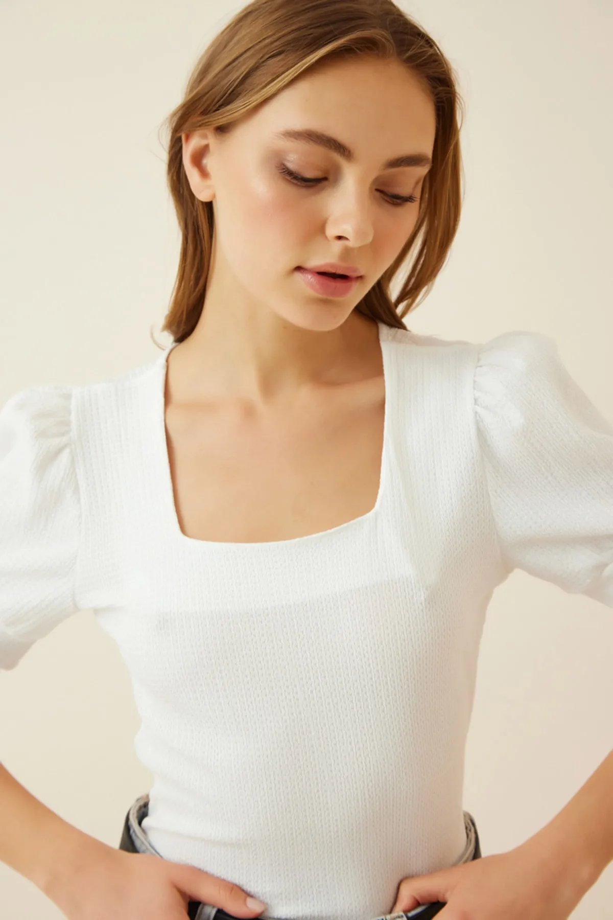 Happiness İstanbul  Weiße Strickbluse für Damen mit quadratischem Kragen und Ballonärmeln DD01051