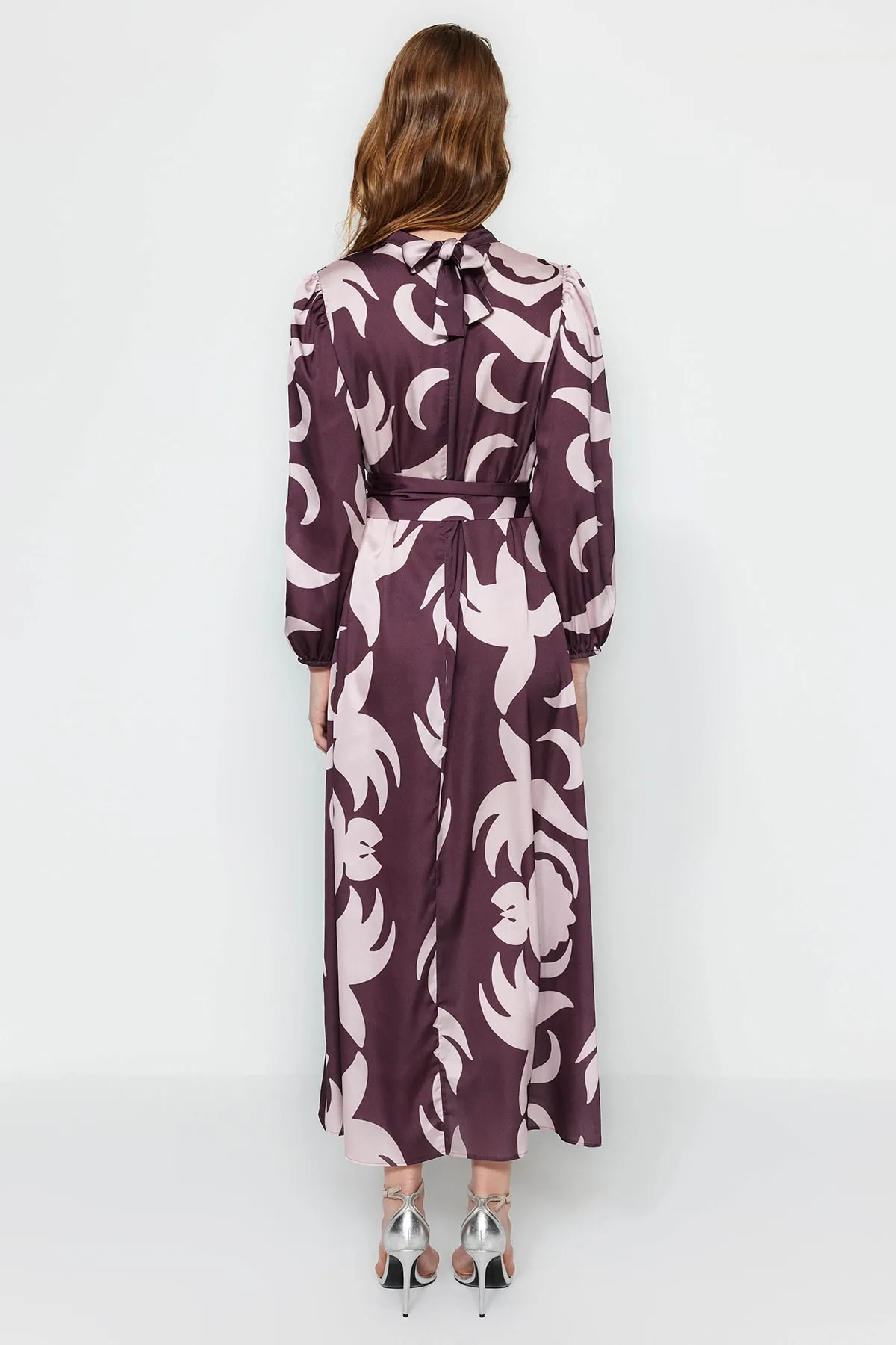 Trendyol Modest  Braunes Abendkleid mit Satin-Oberflächenmuster und Gürtel TCTSS23DB00030