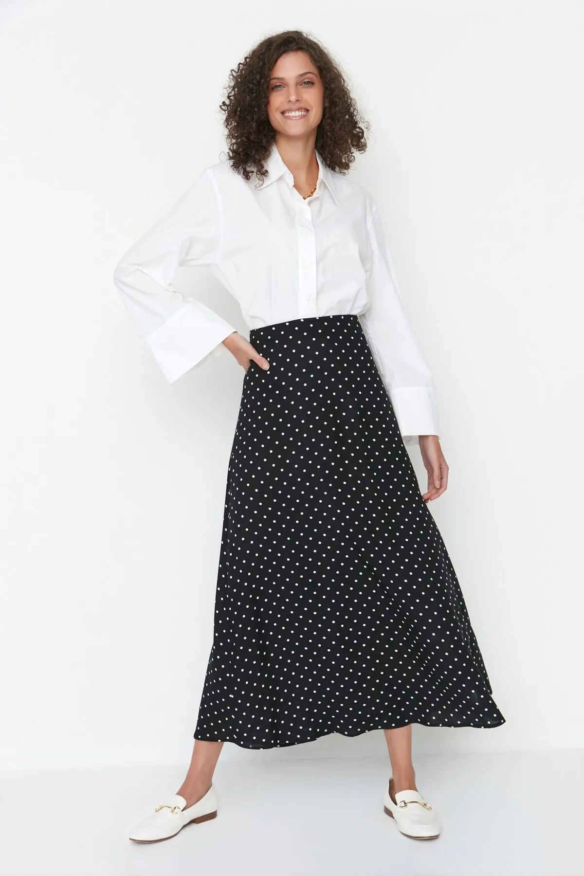Trendyol Modest  Schwarzer gepunkteter Glockenwebrock TCTSS22EE0006