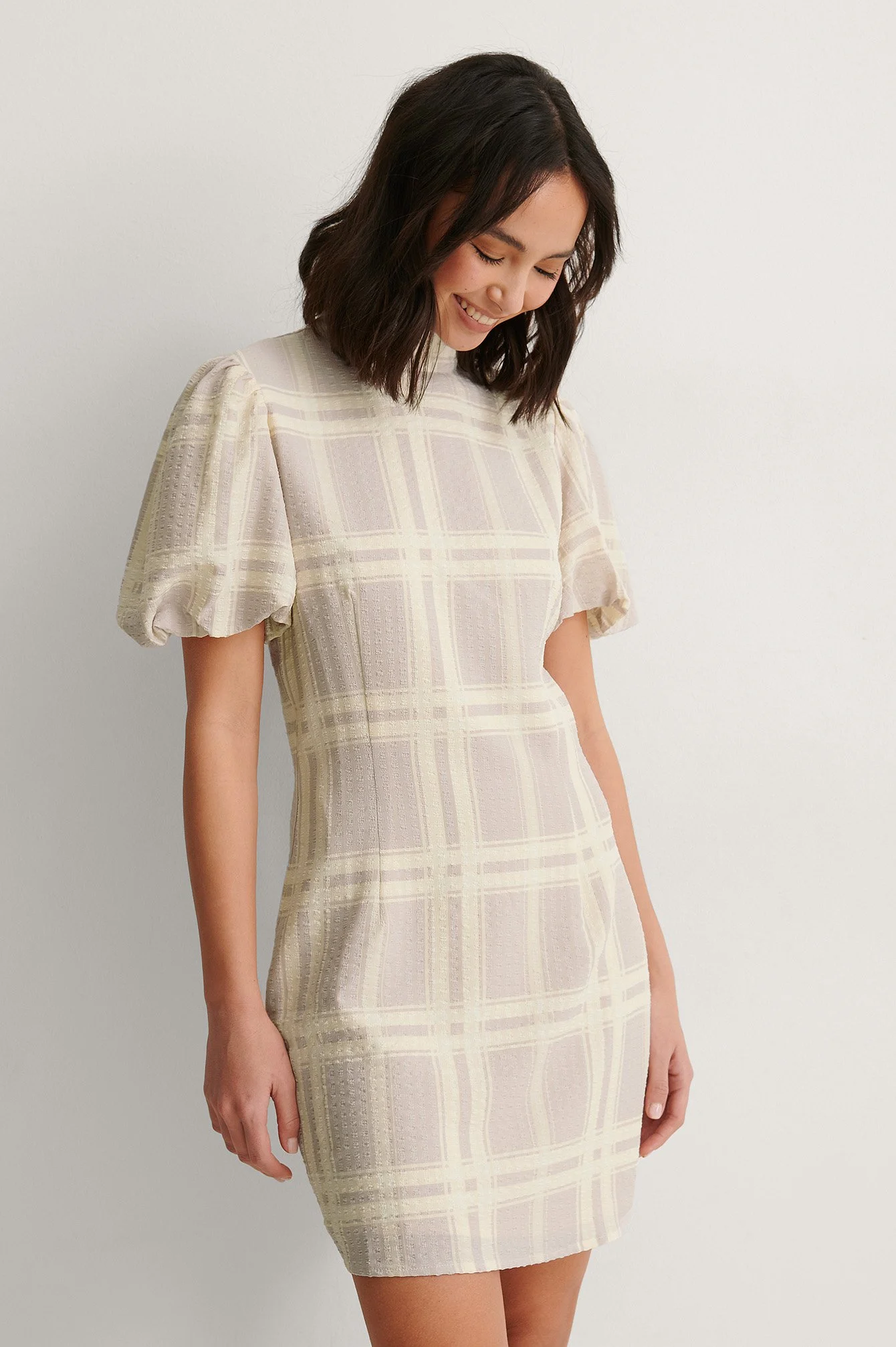 Kleid Mit Hohem Ausschnitt