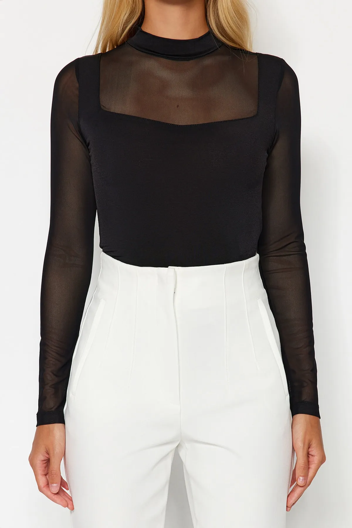Trendyol Collection  Schwarzer schmaler, langärmliger Stretch-Strickbody mit Druckknopfverschluss und Tülldetail TWOAW24BD00049