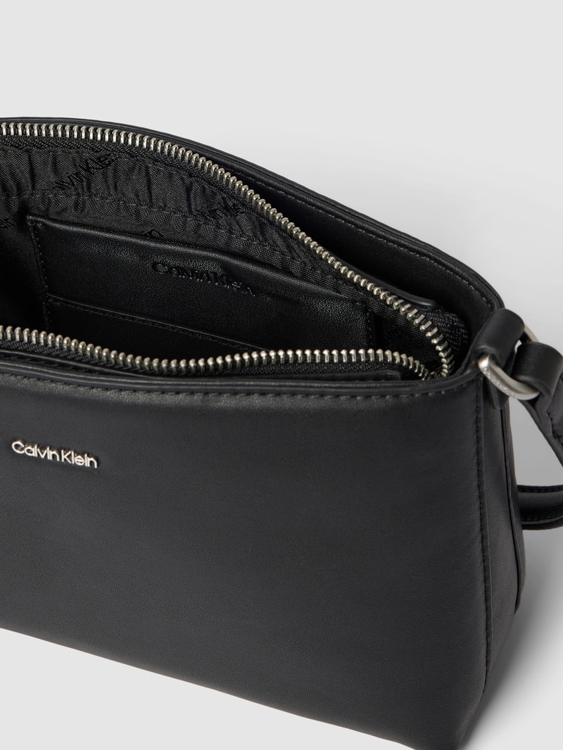 Umhängetasche in Leder-Optik in schwarz