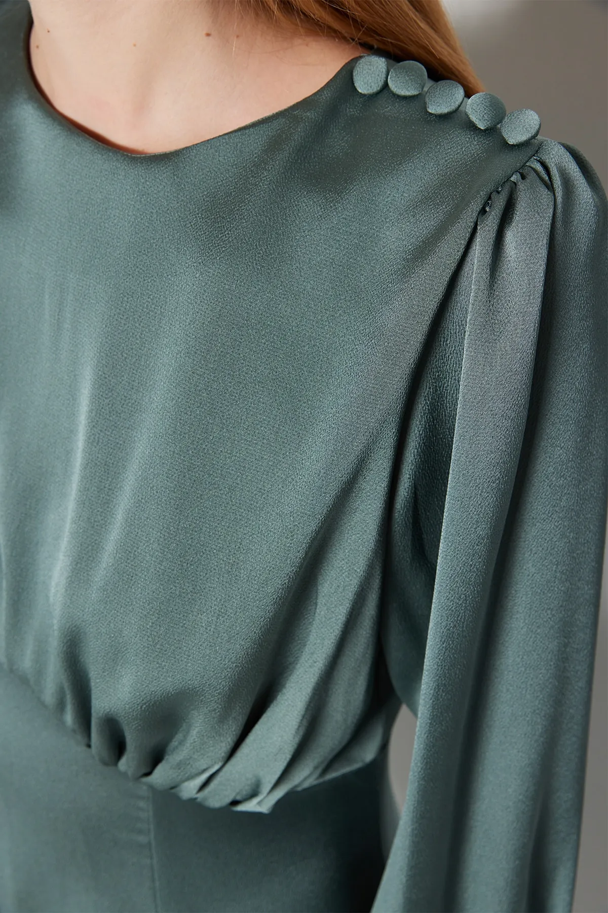 Trendyol Modest  Wassergrünes Satin-Abendkleid mit Manschetten und Knöpfen an der Schulter