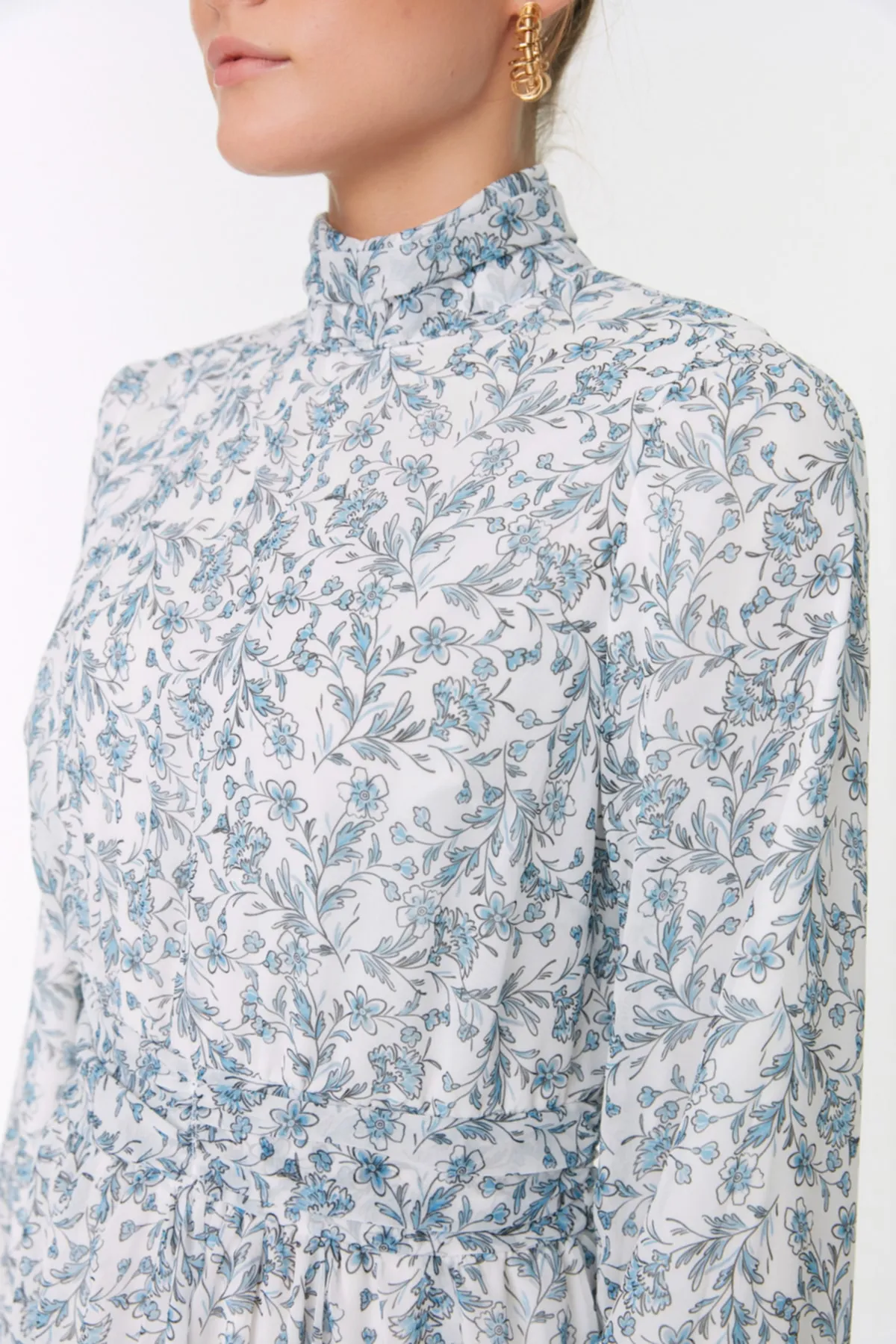 Trendyol Modest  Blaues Blumenkleid mit hohem Kragen und detailliertem, gefüttertem Chiffongewebe TCTSS22EB0032