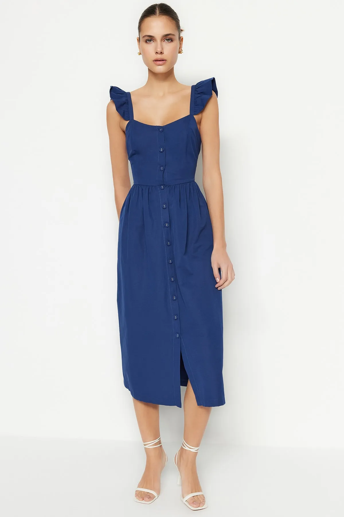 Trendyol Collection  Marineblaues Midi-Hemdkleid mit gewebten Rüschen und Details TWOSS23EL01146
