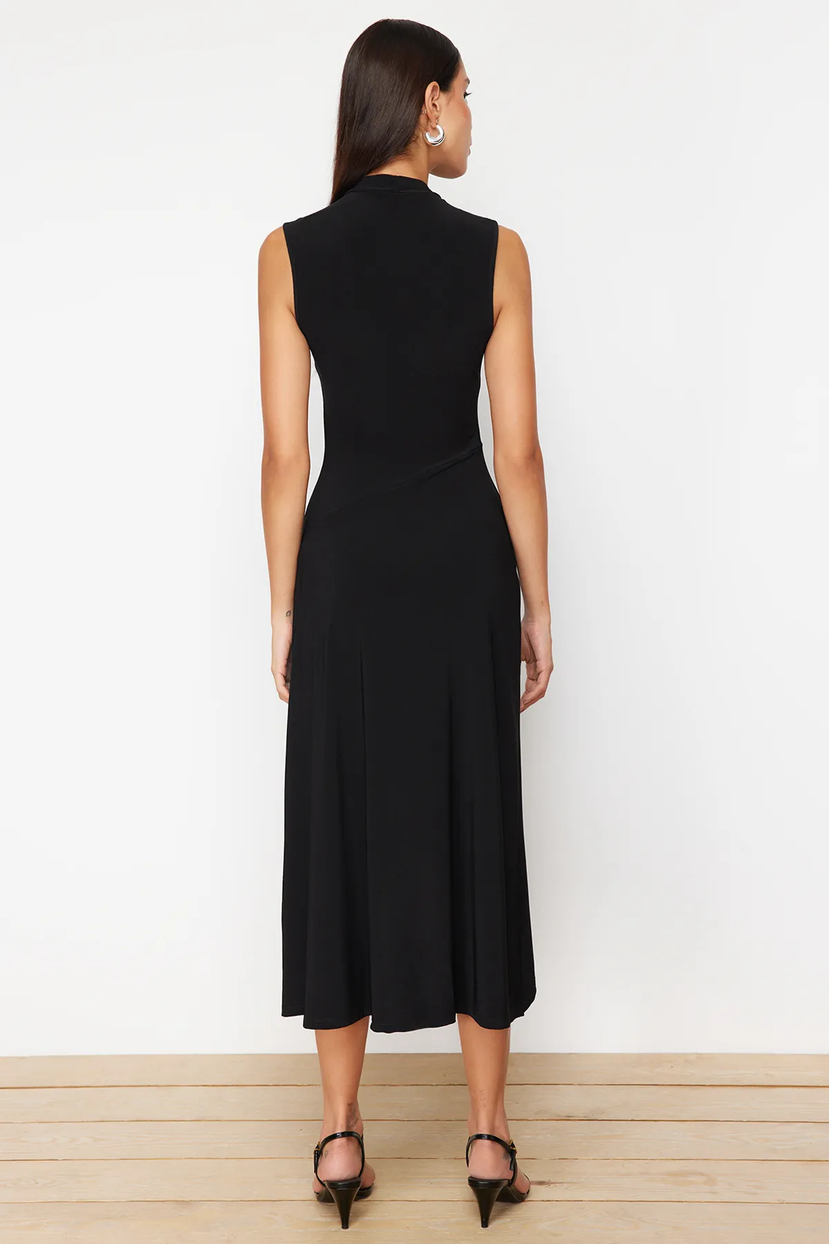 Trendyol Collection  Schwarzes asymmetrisches Stehkragen-Midikleid mit ärmellosen Ärmeln und Stretch-Strick TWOSS24EL00814