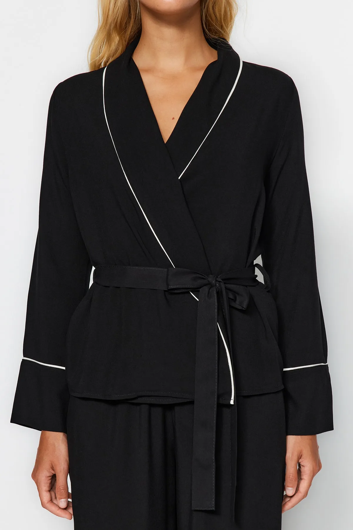 Trendyol Collection  Schwarzes, zweireihiges Pyjama-Set aus Viskose mit Hemd und Hose und Paspelierung THMAW22PT1109