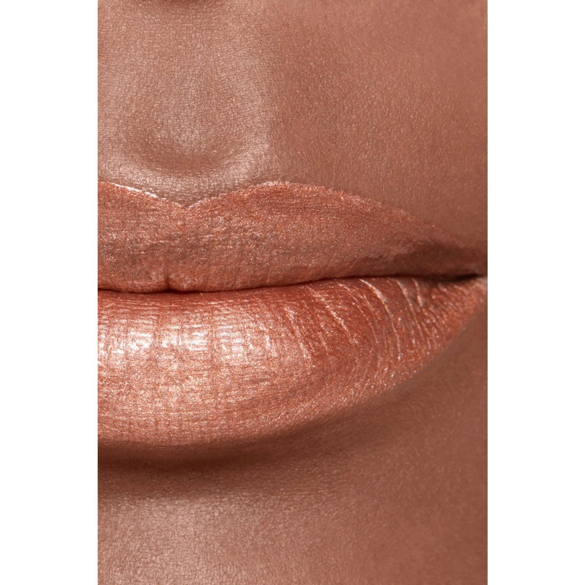 ROUGE ALLURE LAQUE - EL LABIAL FLUIDO BRILLANTE DE EXTREMADAMENTE DURACIÓN