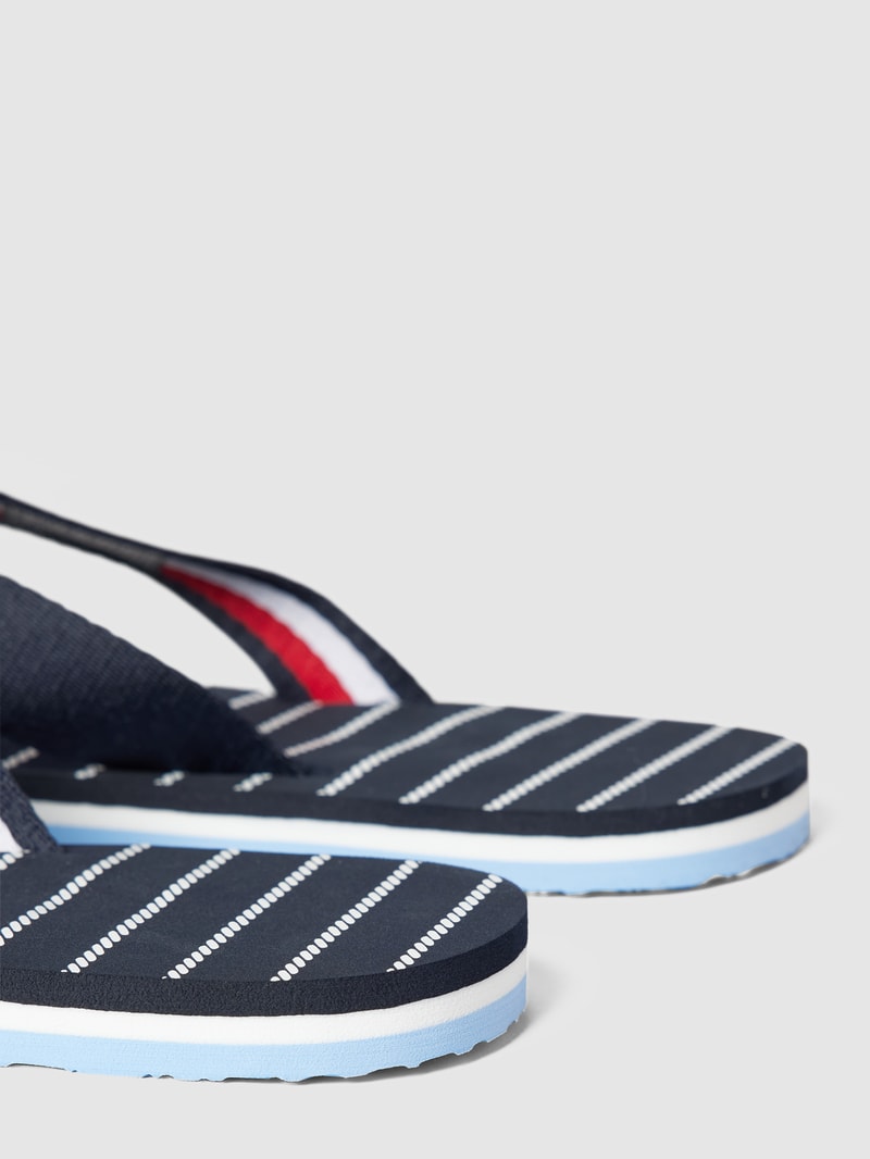Zehentrenner mit Label-Print in marineblau
