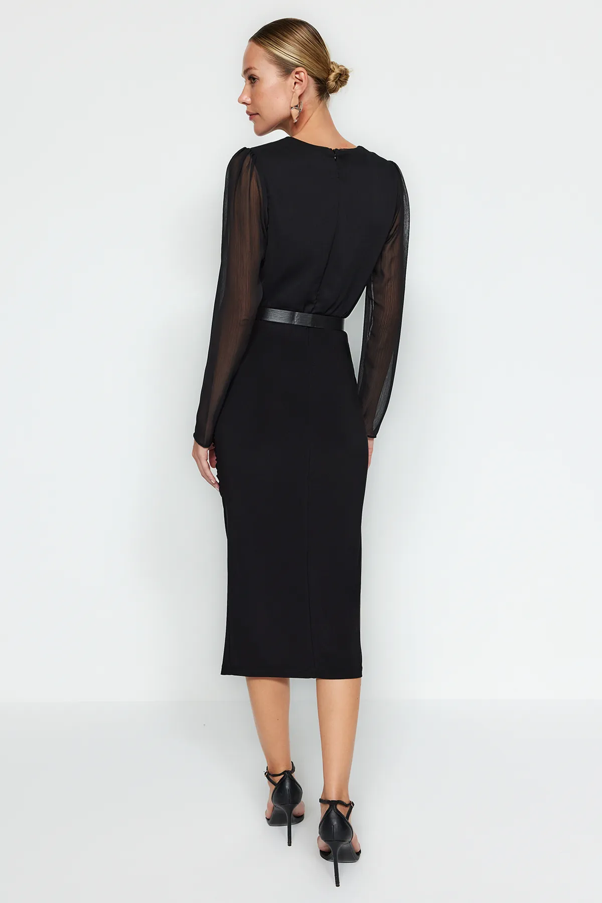 Trendyol Collection  Schwarzes, figurbetontes Webkleid mit Gürtel TWOAW24EL00591