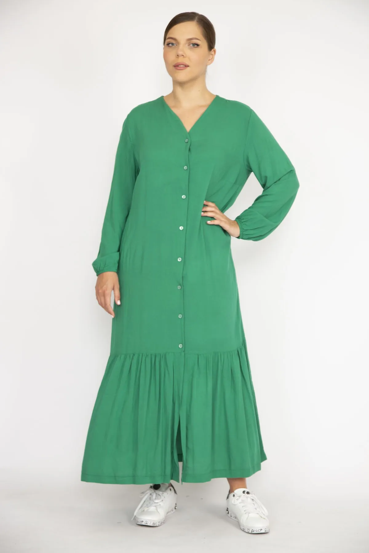 Şans  Grünes, großes Damenkleid aus gewebtem Viskosestoff mit Knöpfen vorne und langen Ärmeln 65n36694