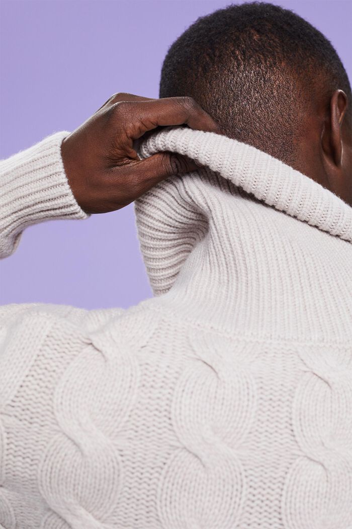 Zopfstrickpullover aus Wolle mit Schalkragen