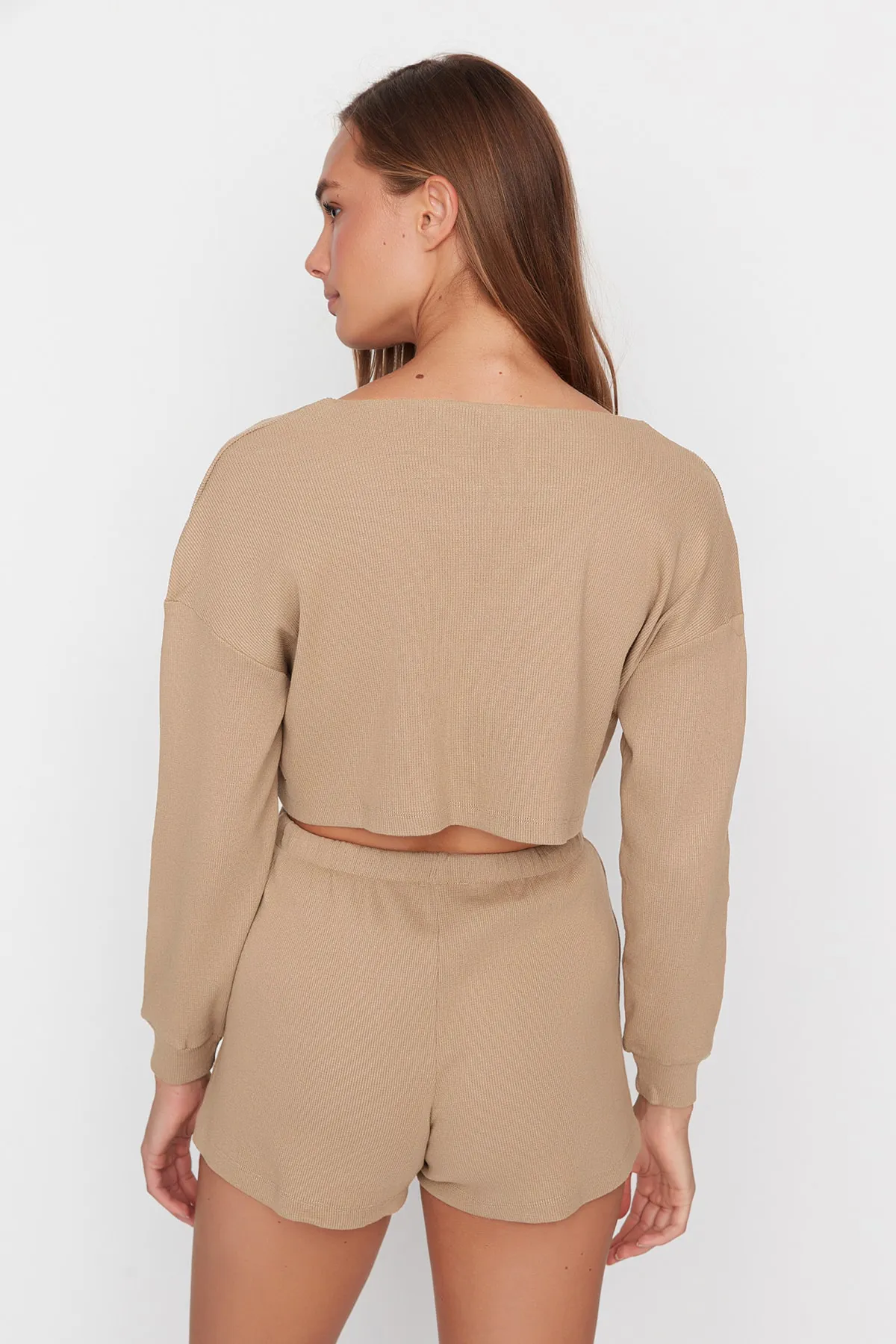 Trendyol Collection  Beige gestricktes Pyjama-Set mit Strickjacke und Shorts aus Cord-Baumwolle mit Stickerei THMAW22PT0229