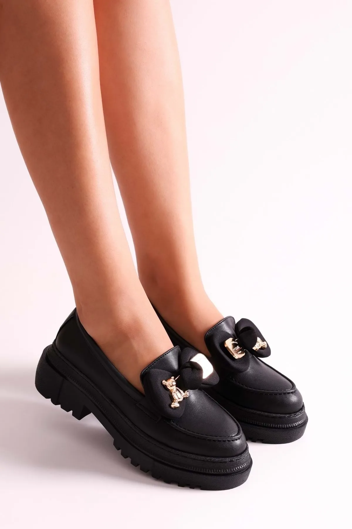 Shoeberry  Damen Astor Black Skin Loafer mit dicker Sohle und Schleife, Black Skin
