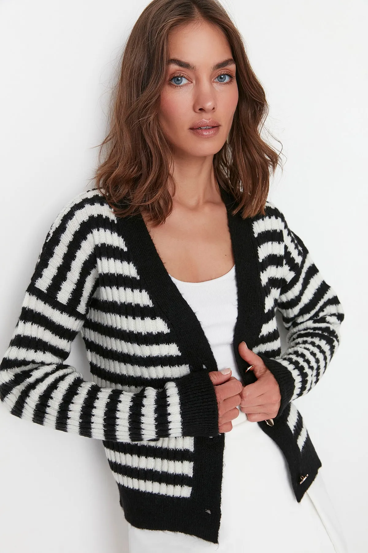 Trendyol Collection  Schwarzer, weich strukturierter Strickcardigan mit Streifen TWOAW23HI00266