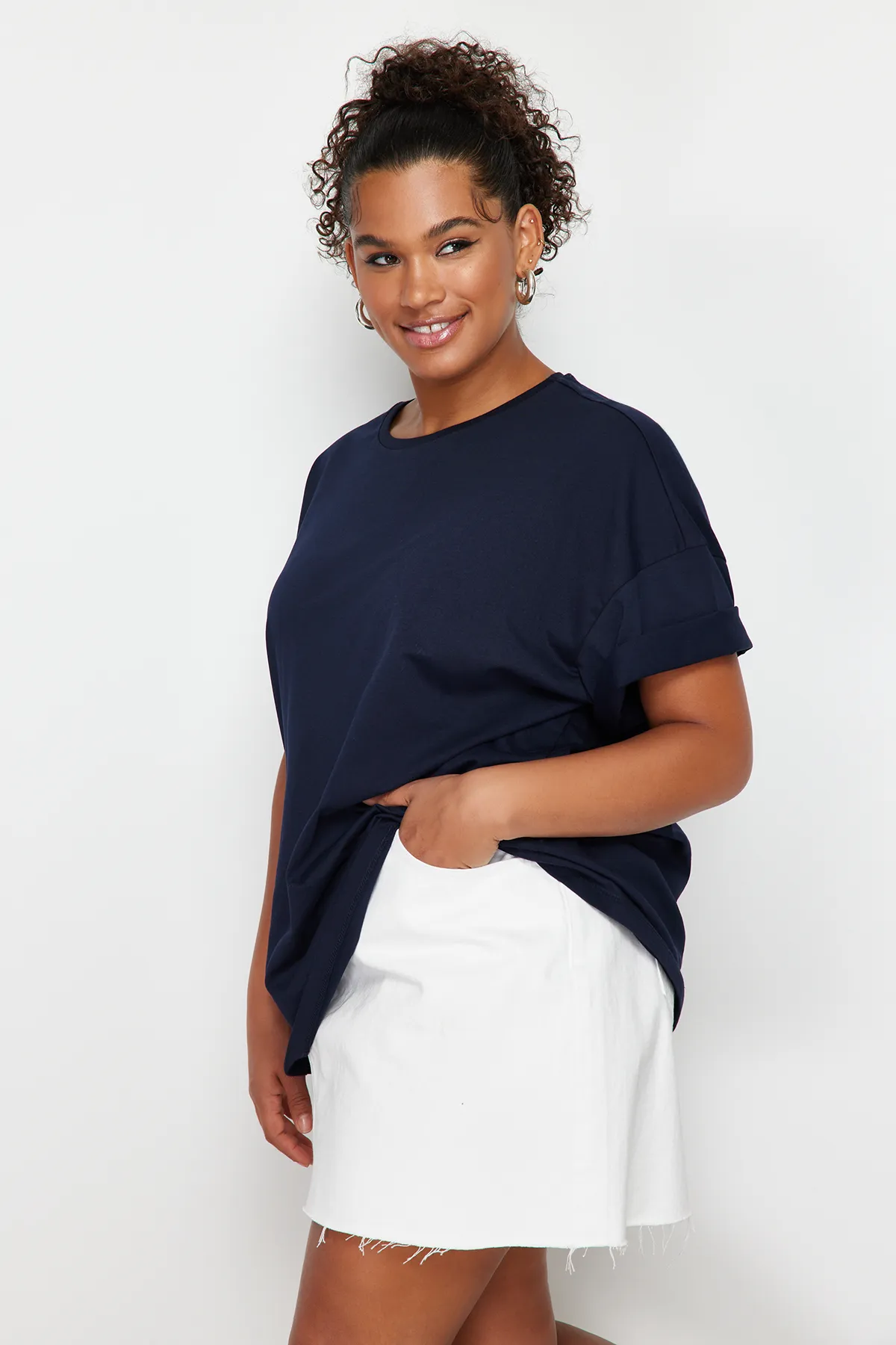 Trendyol Curve  Marineblaues Strick-T-Shirt mit Rundhalsausschnitt, 100 % Baumwolle, hinten bedruckt, entspannt/weit, entspannte Passform, TBBSS24BF00025