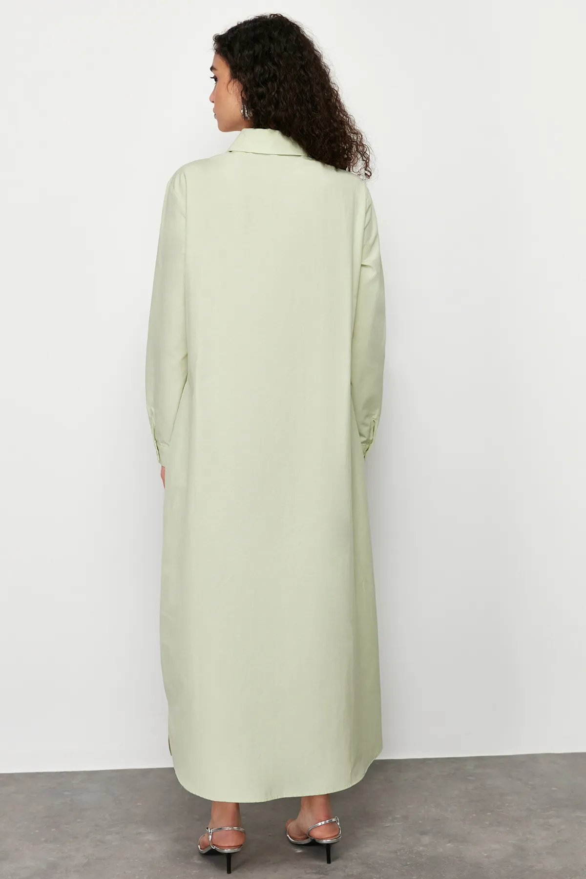 Trendyol Modest  Hellkhakifarbenes, schlicht gewebtes Hemdkleid TCTSS24EB00137