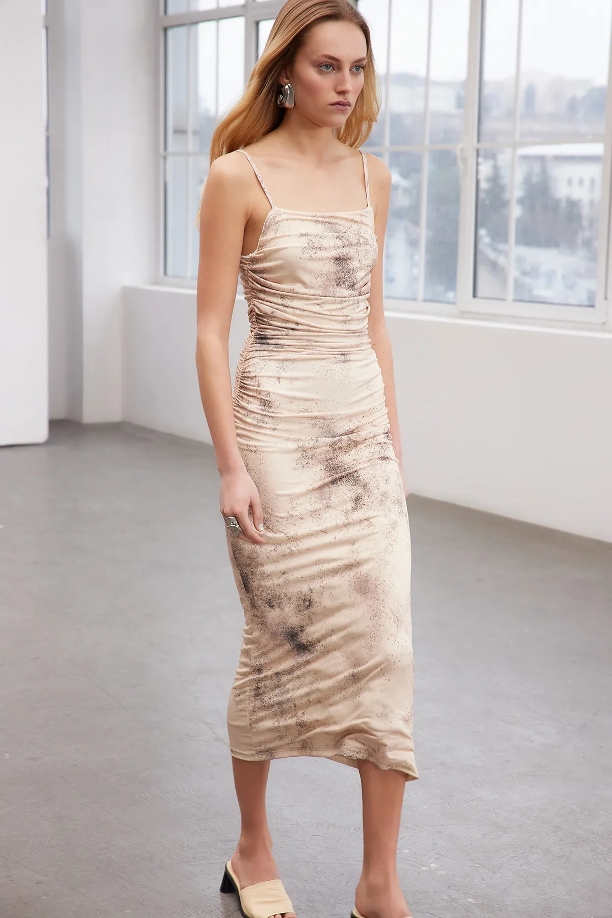 Trendyol Collection  Limited Edition – Mehrfarbig bedrucktes, dehnbares Strick-Bleistiftkleid mit Midi-Trägern TWOSS24EL00566