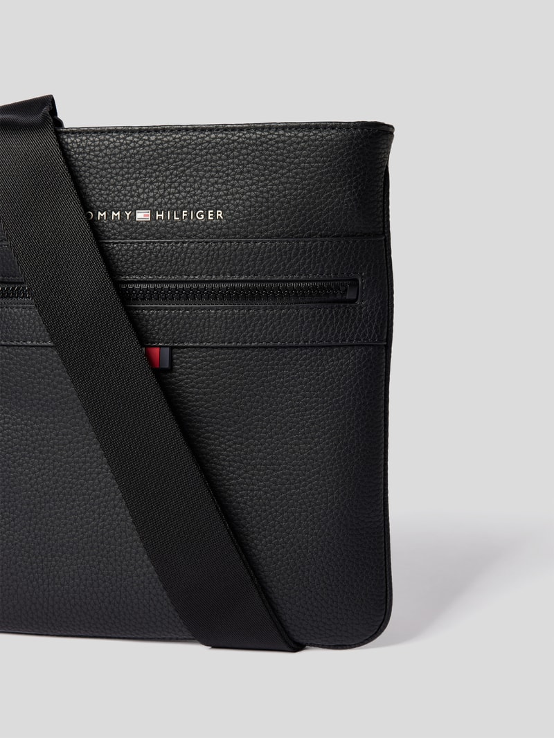 Crossbody Bag mit Label-Print in schwarz