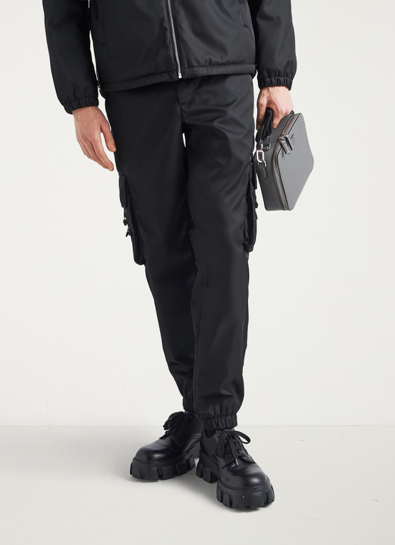 Pantaloni cargo lejeri de la Prada și pantaloni asortați.