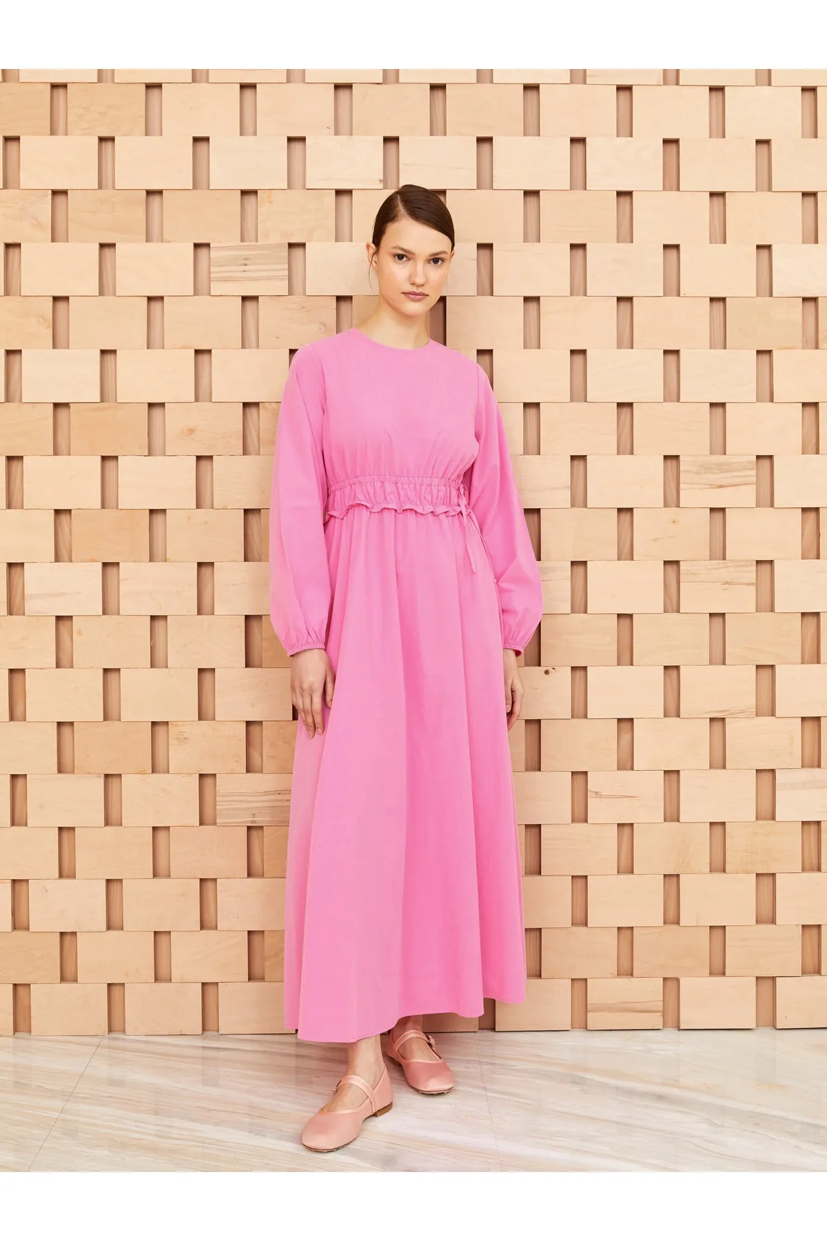 LC Waikiki  Gerades, langärmliges Popeline-Damenkleid mit Rundhalsausschnitt