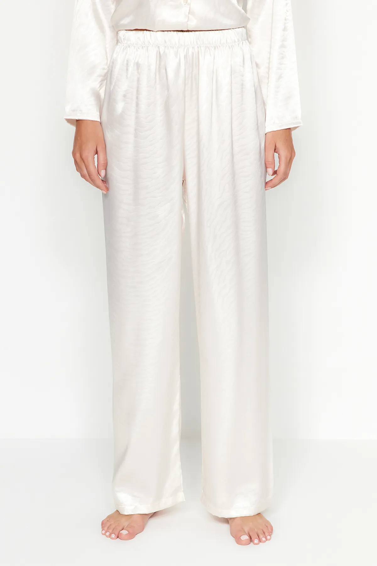 Trendyol Collection  Ecrufarbenes, gewebtes Pyjama-Set aus Hemd und Hose aus Satin mit Tiermuster THMAW24PT00001