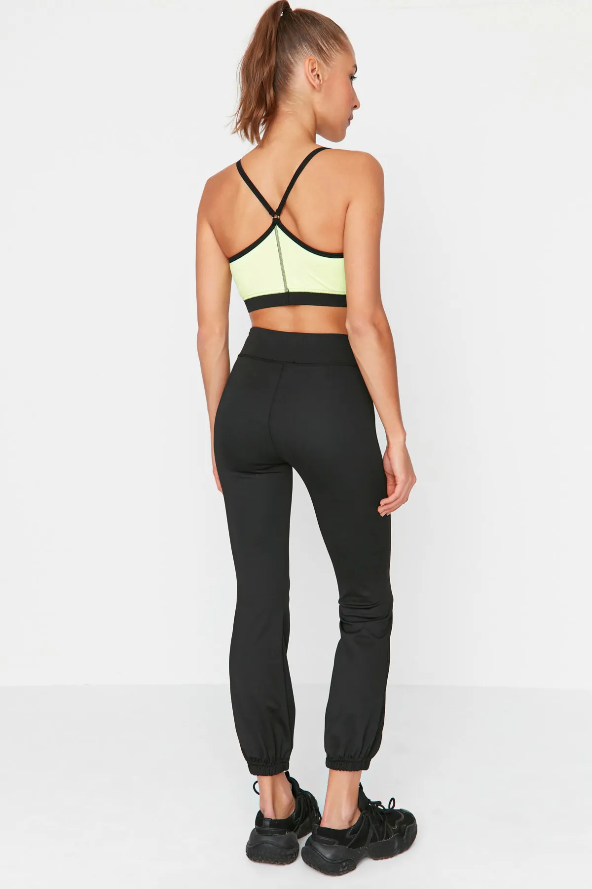 Trendyol Collection  Schwarze Jogger Recovery gestrickte Sport-Jogginghose TWOAW22EA0196