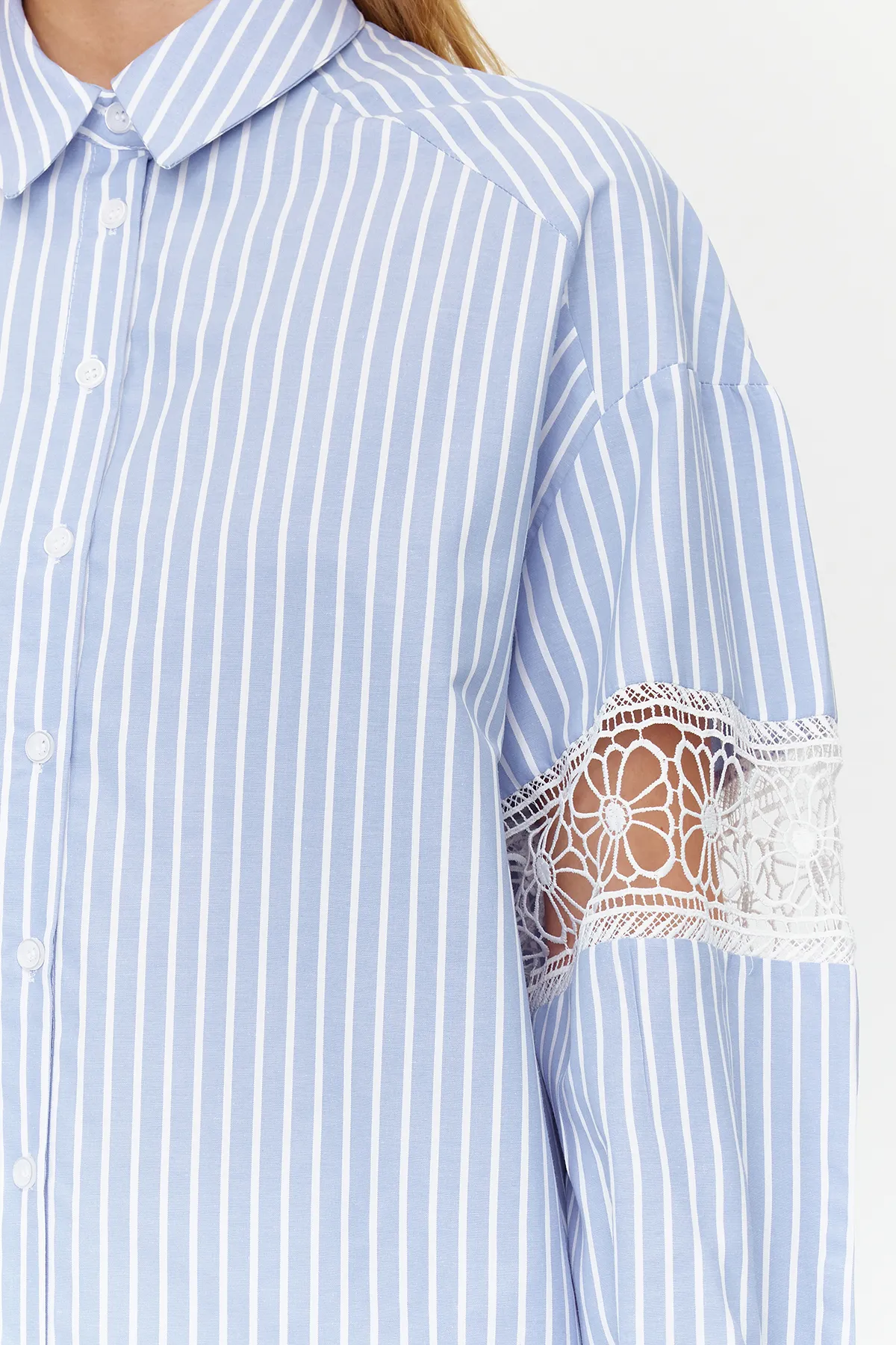 Trendyol Modest  Gestreiftes, gewebtes Hemd aus blauer Baumwollmischung mit Stickerei am Ärmel TCTSS24TG00015
