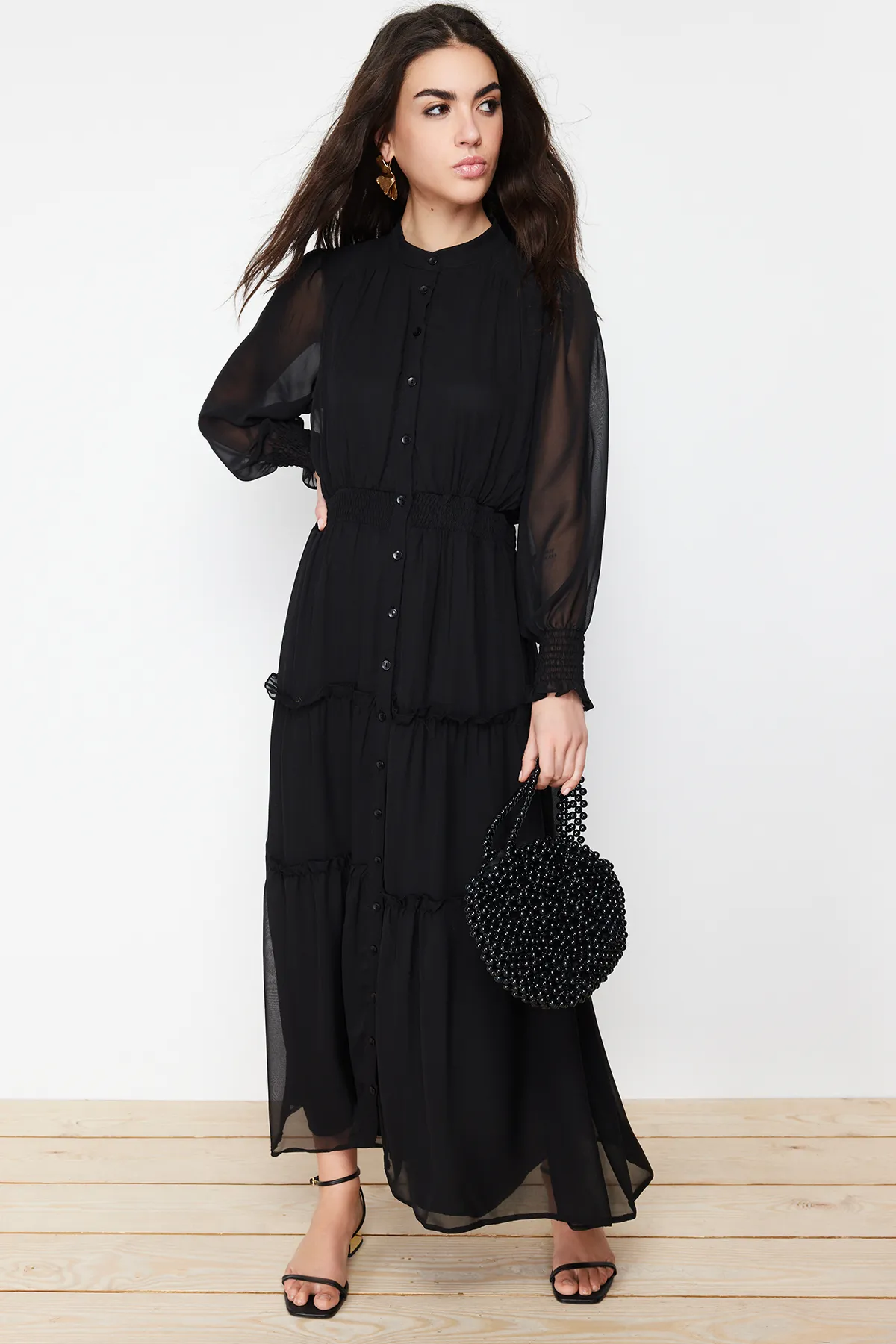 Trendyol Modest  Schwarzes Hemdkleid aus gewebtem Chiffon mit Ärmeln und Taille und detailliertem Futter TCTSS24EB00046