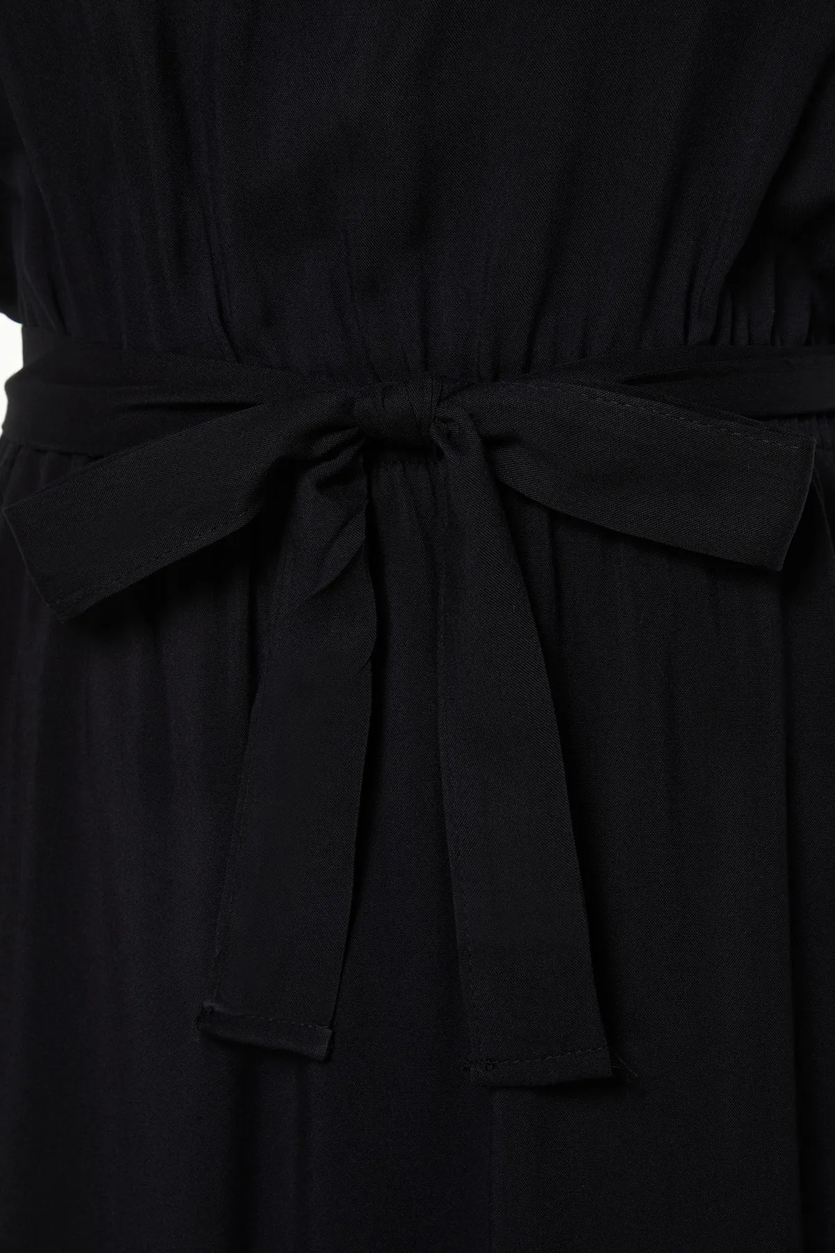 Trendyol Curve  Schwarzes Neckholder-Webkleid mit Gürtel TBSSS22EL1545
