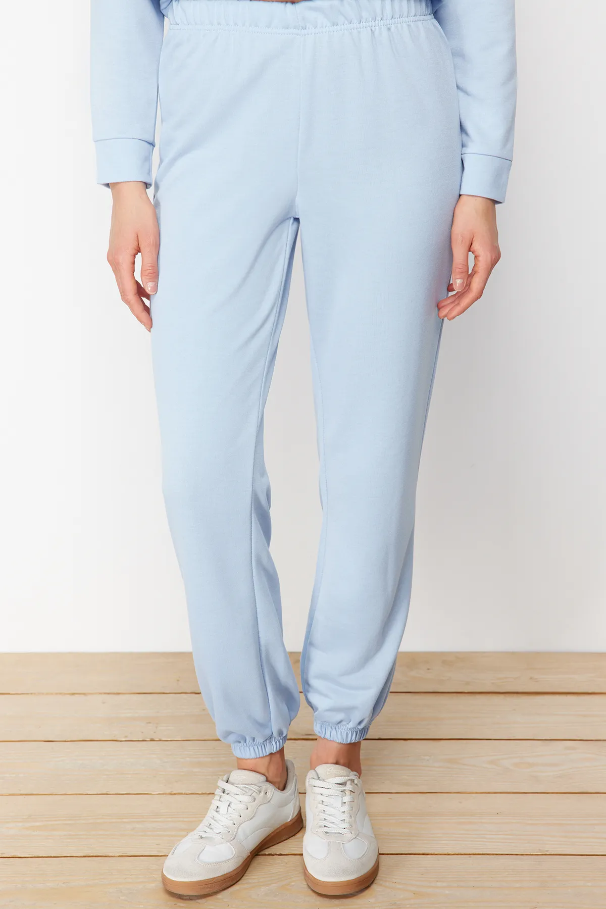 Trendyol Modest  Blaues Jogger-Trainingsanzug-Set mit Kängurutasche und Druckknöpfen und detaillierter Kapuze und Kapuze TCTSS21EM0072