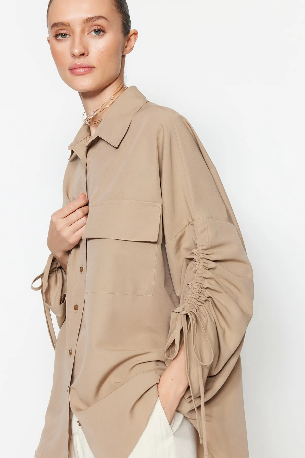 Trendyol Modest  Gewebtes Baumwollhemd mit steinfarbenen Ärmeln, verstellbarem Kordelzug und Detail TCTSS23TG00011