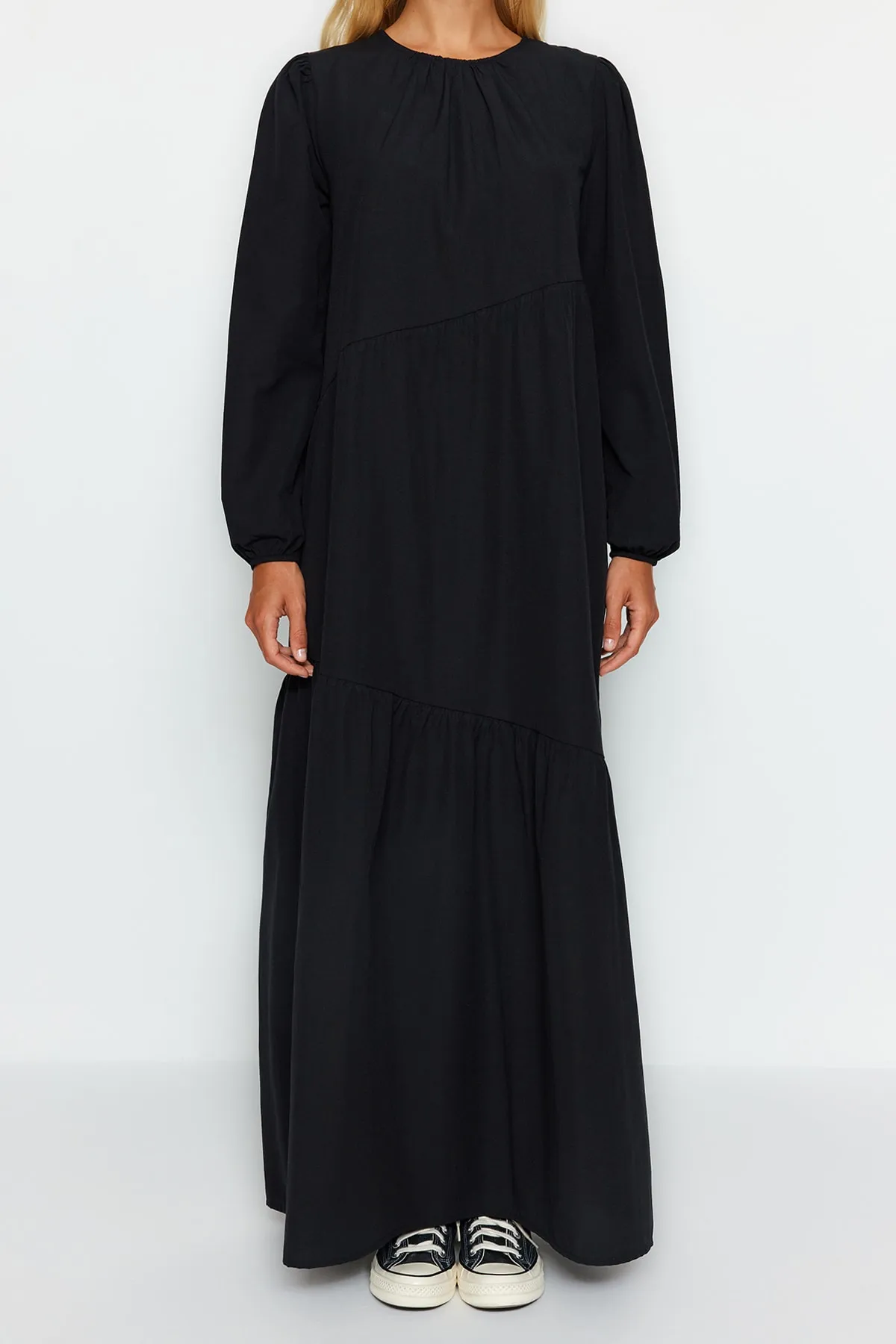 Trendyol Modest  Schwarzes, gewebtes Baumwollkleid mit weiter Passform und Raffung TCTSS21EL3470