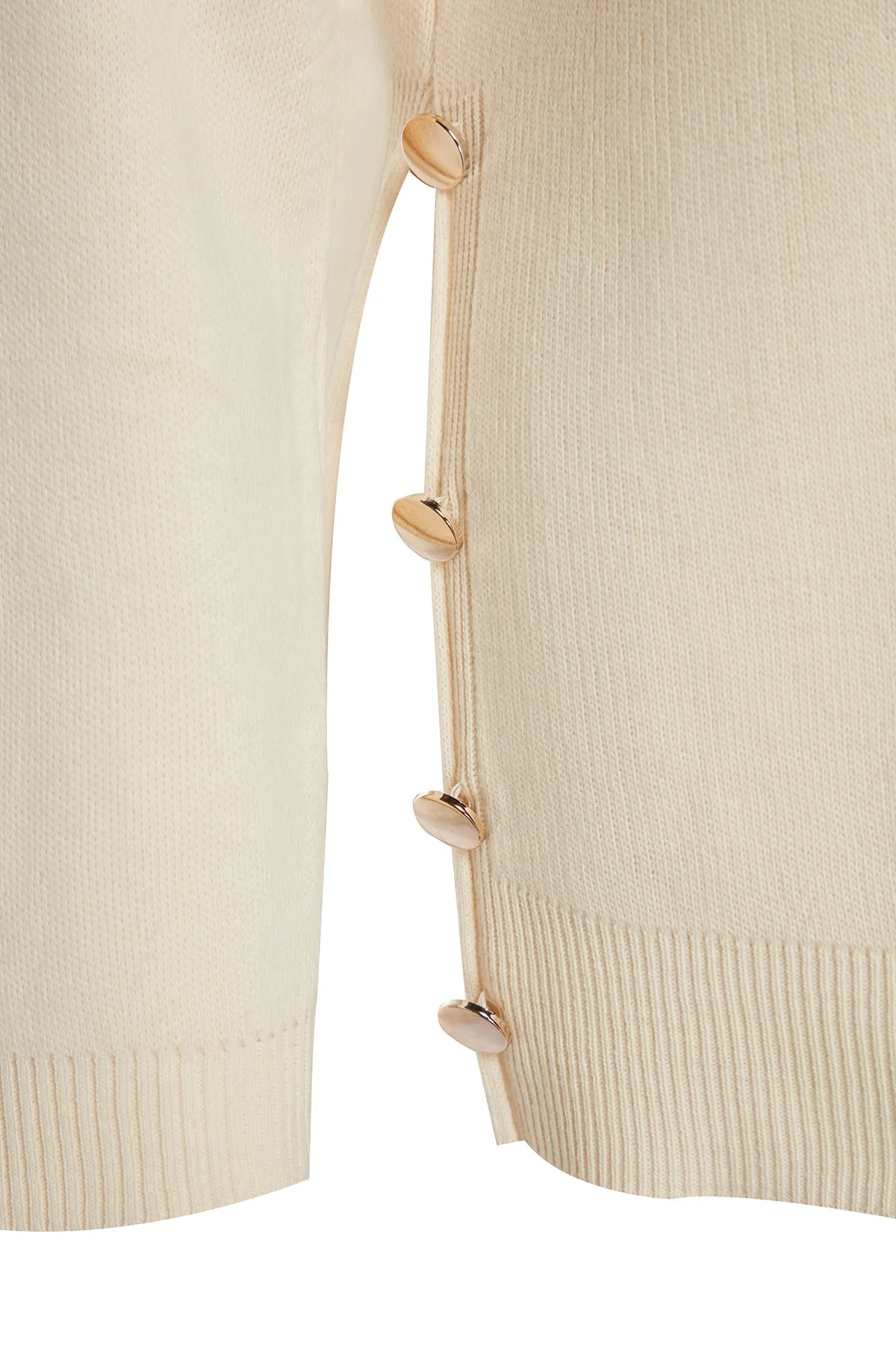 Trendyol Curve  Cremefarbener Rollkragenpullover mit Knöpfen und detailliertem Rollkragen TBBAW24AN00076