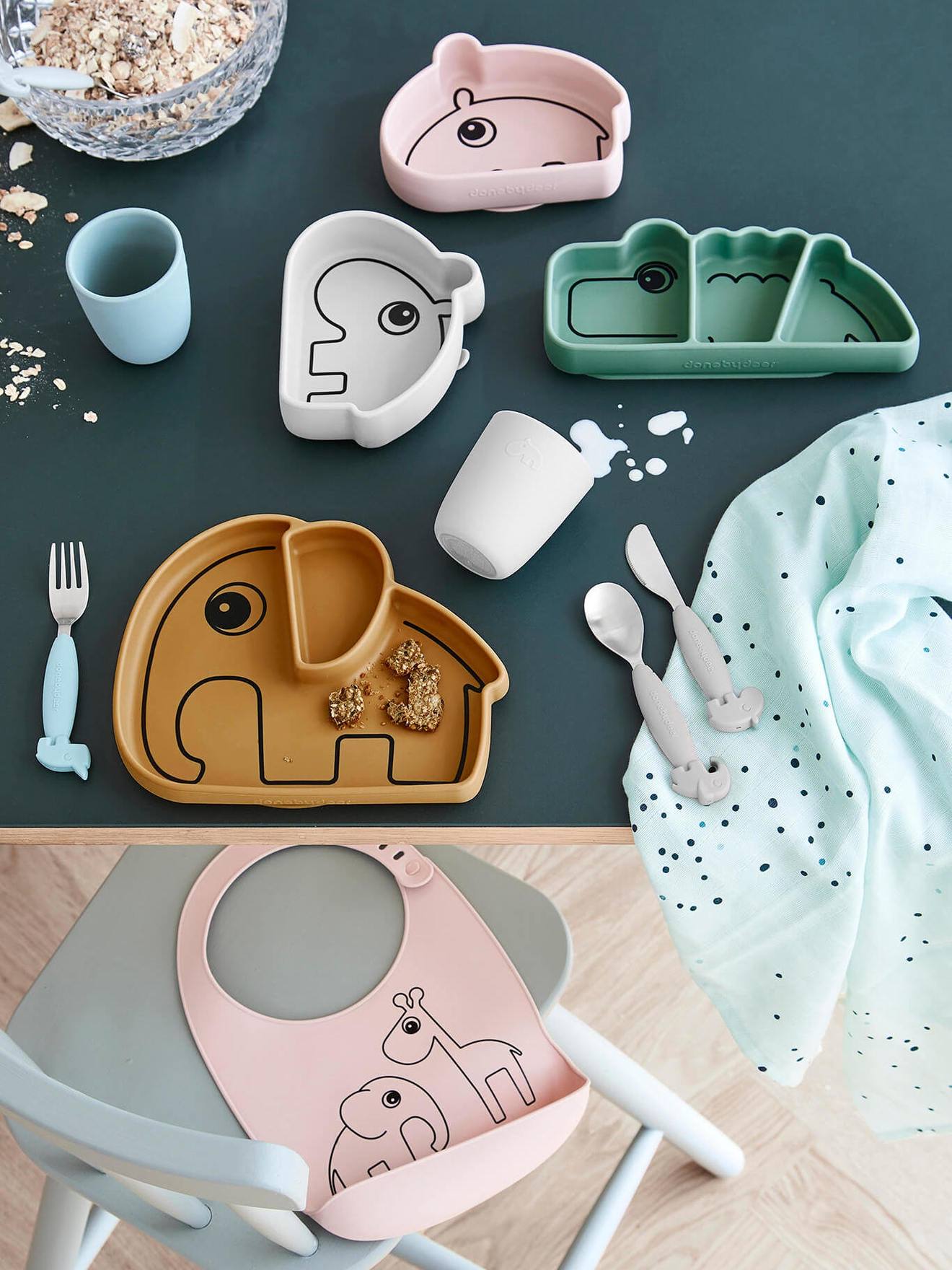 Assiette DONE BY DEER Stick&Stay Elephant en silicone bleu