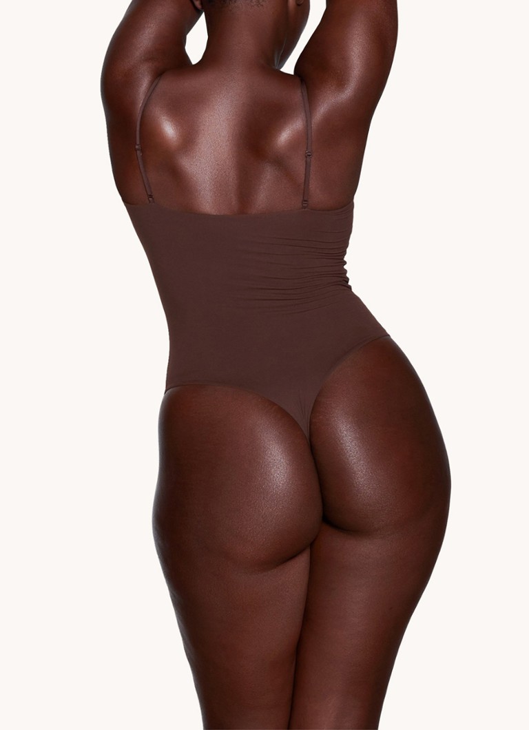 SKIMS, un perizoma elasticizzato che si adatta a tutte le forme del corpo.