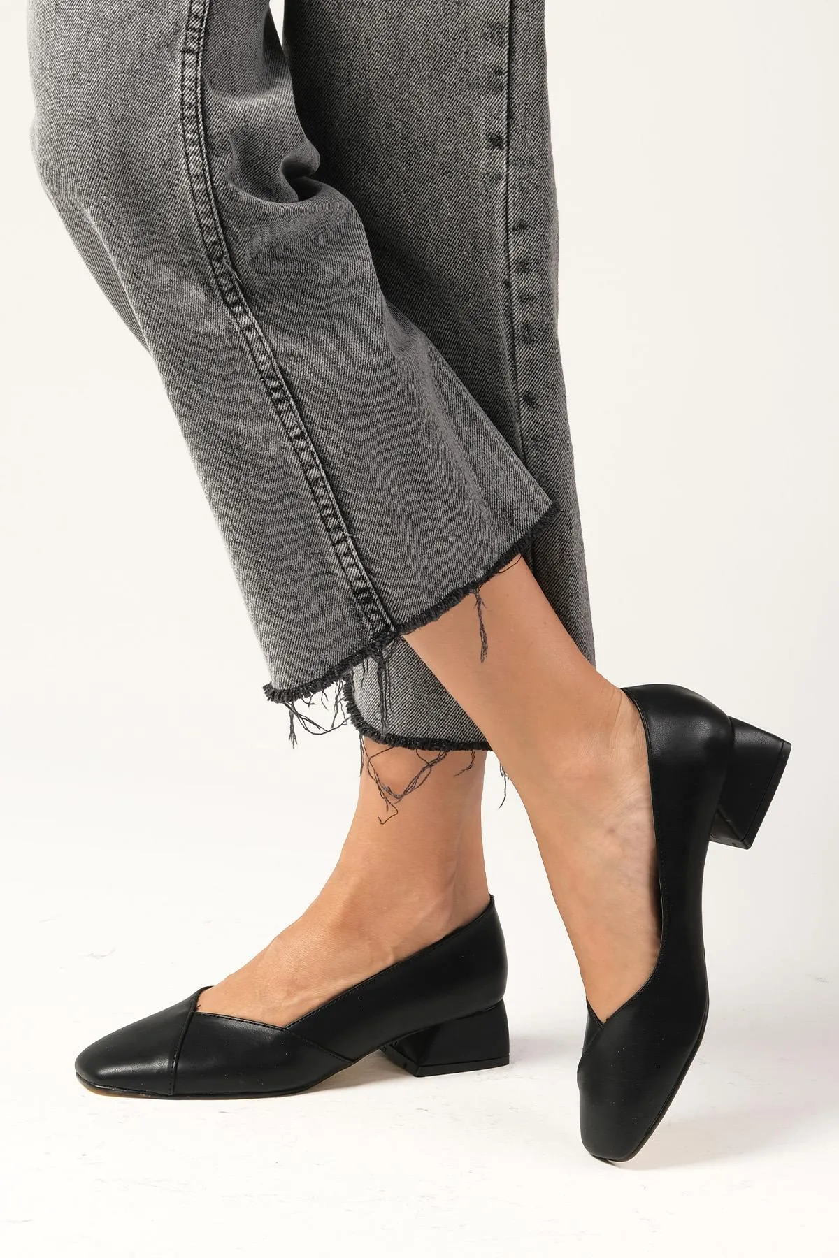 Mio Gusto  Addison Damenschuhe mit kurzem Absatz und stumpfer Zehenpartie in Schwarz