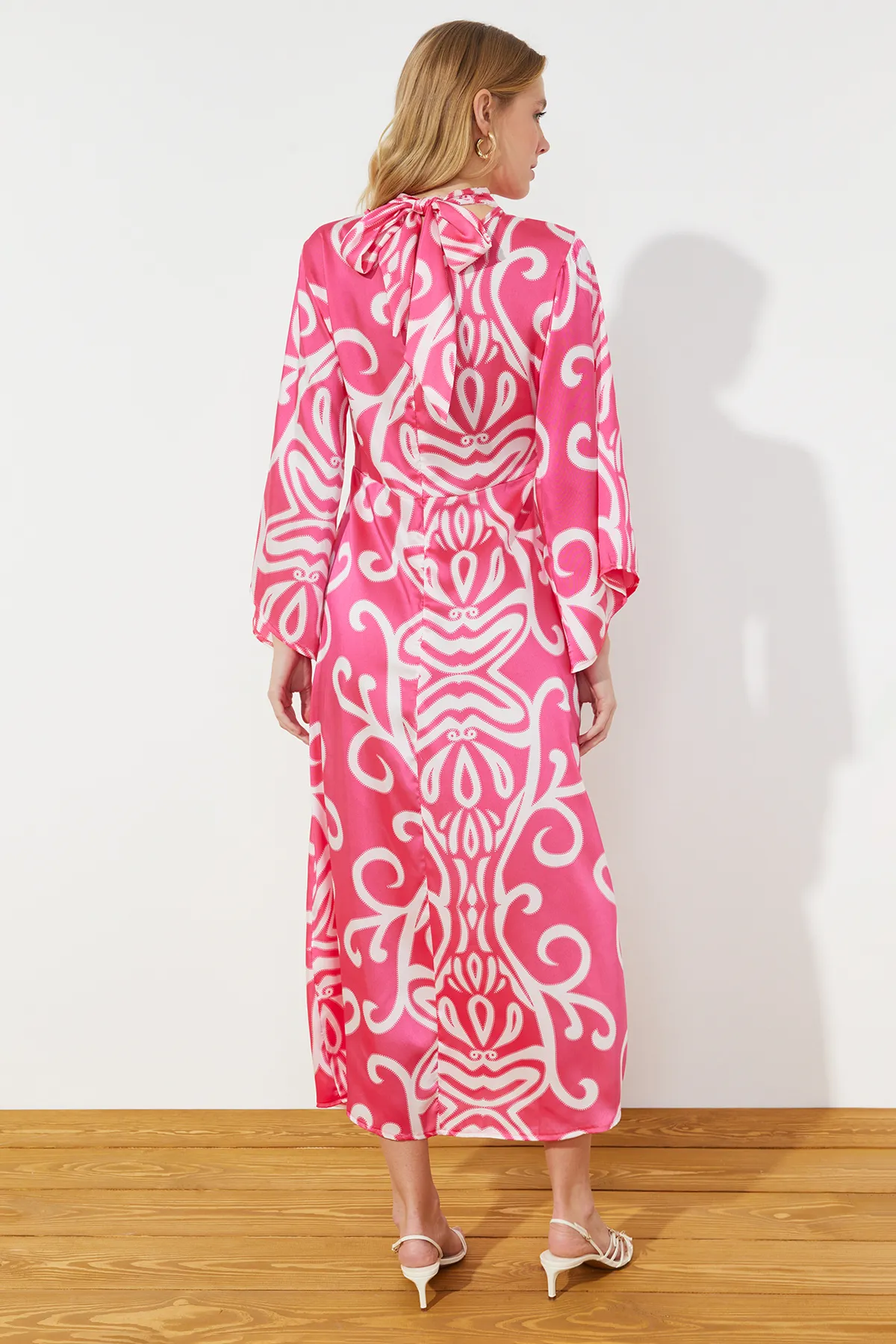 Trendyol Modest  Ecru Fuchsia gemustertes, gewebtes Satin-Abendkleid TCTSS24DB00017