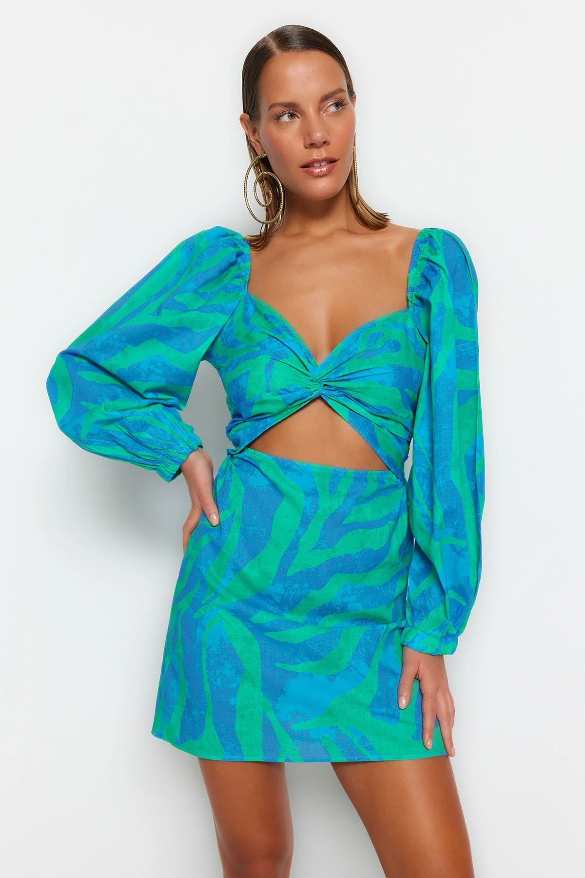 Trendyol Collection  Mini-Strandkleid aus 100 % Baumwolle mit gewebtem Cut-out/Fenster und abstraktem Muster TBESS23EL00175