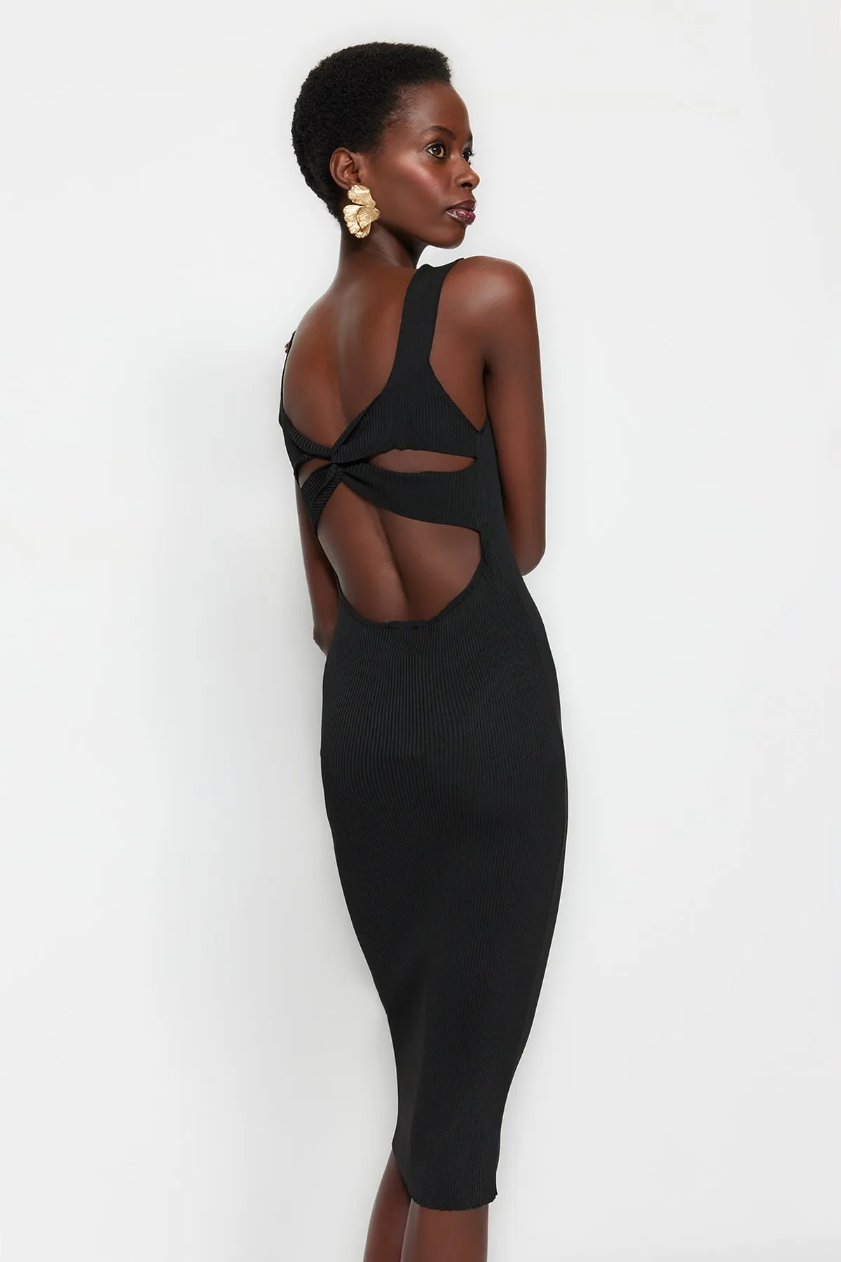 Trendyol Collection  Schwarzes, tailliertes Strick-Abendkleid TPRSS23EL00368