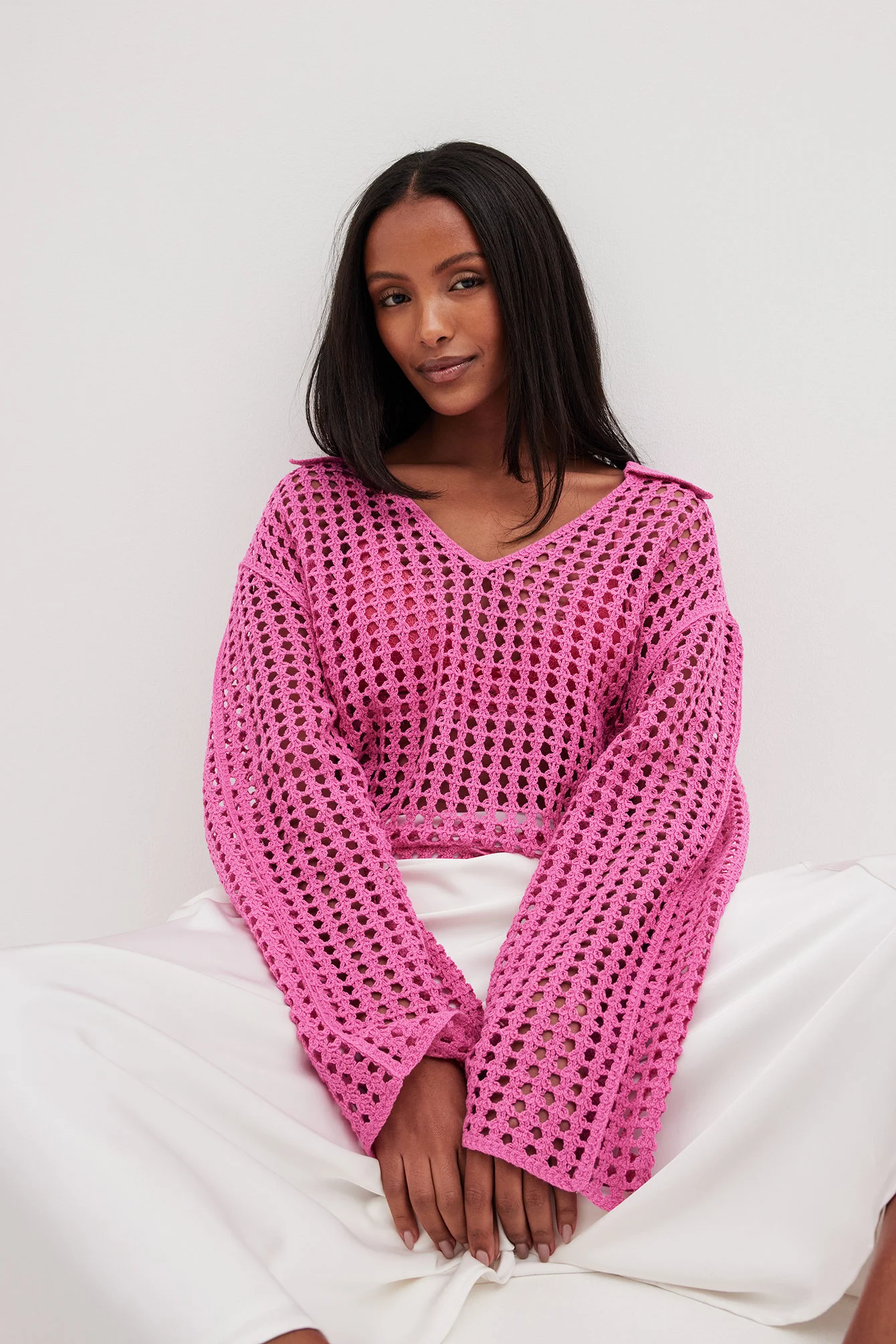 Gehäkelter Strickpullover mit V-Ausschnitt
