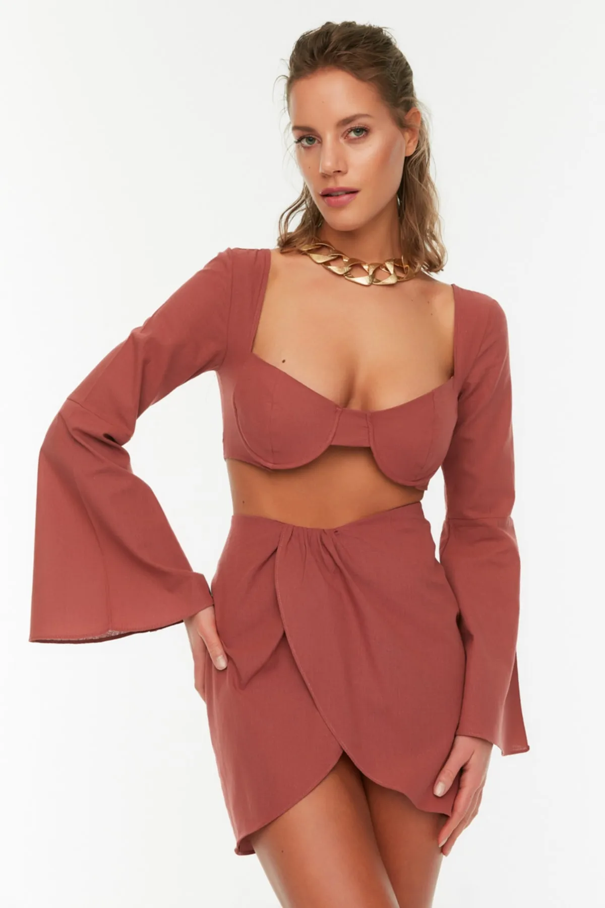 Trendyol Collection  Langärmlige Strandbluse mit getrockneten Rosen - Strandrock-Set TBESS22AU0047