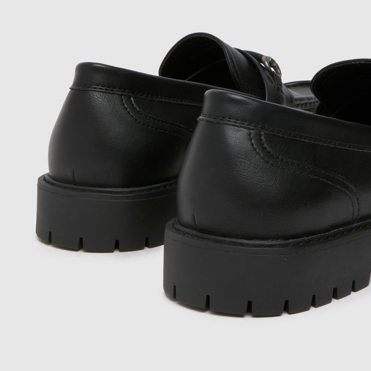 Schuh čevlji s finsko obrobo v črni barvi