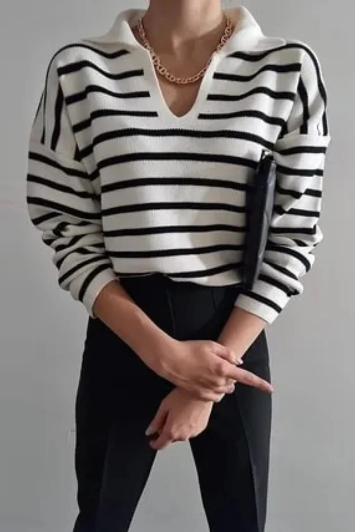 MODAGEN  Gestreifter, langärmliger Strickpullover für Damen in Weiß mit Polokragen