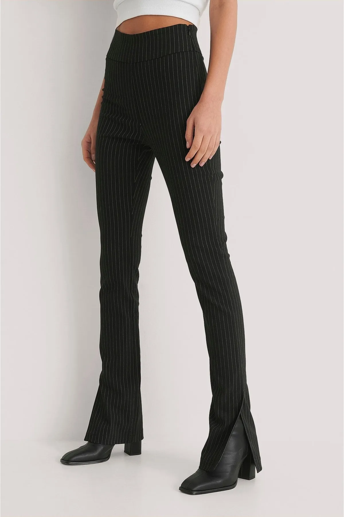 NA-KD  Nadelstreifen-Stretch-Schlitzhose