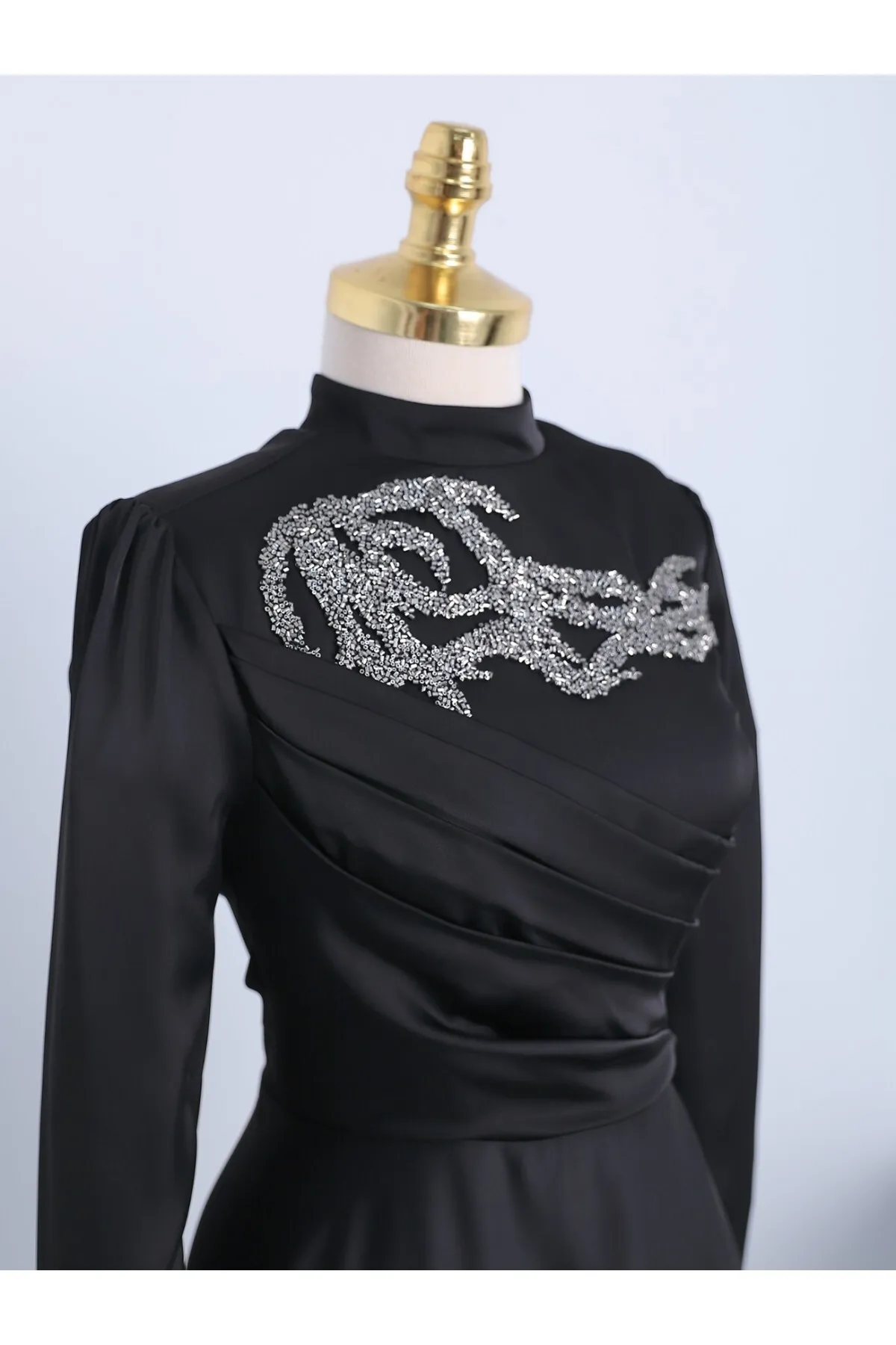 Modamorfo  Abendkleid mit Steinkragen und drapierter Vorderseite