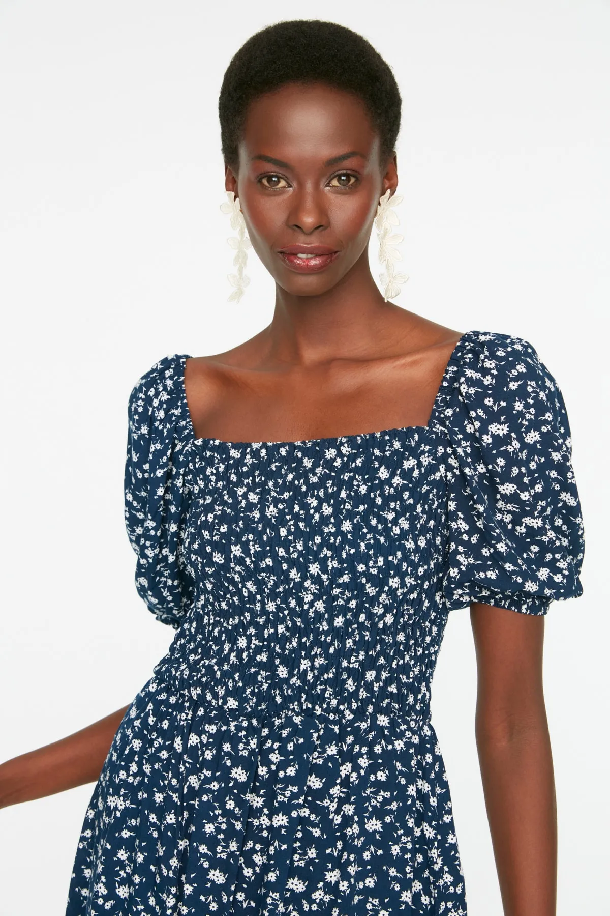 Trendyol Collection  Marineblaues, florales Minikleid aus Viskose mit Taillenöffnung TWOSS22EL0370