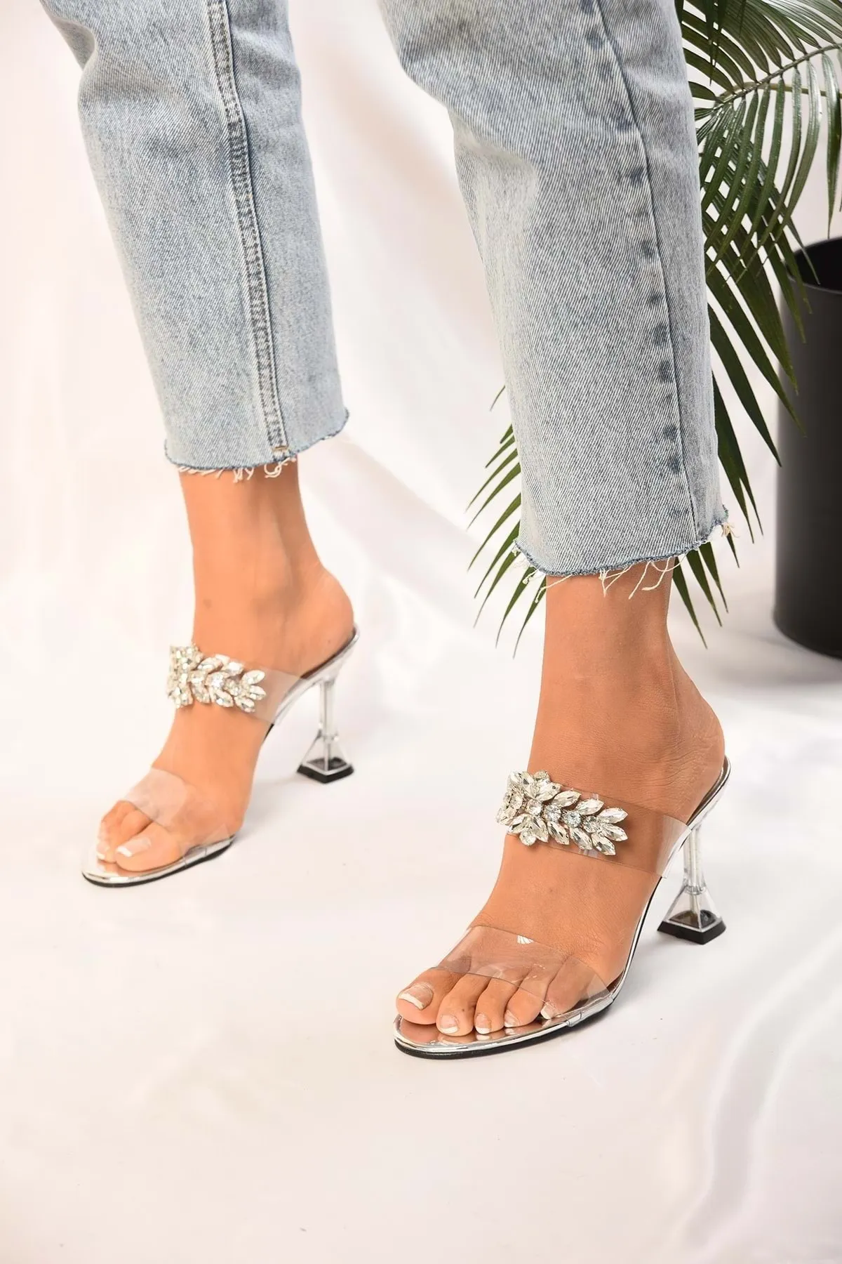 Shoeberry  Damen-Hausschuhe mit silbernen, verspiegelten, klassischen Strasssteinen und Absatz